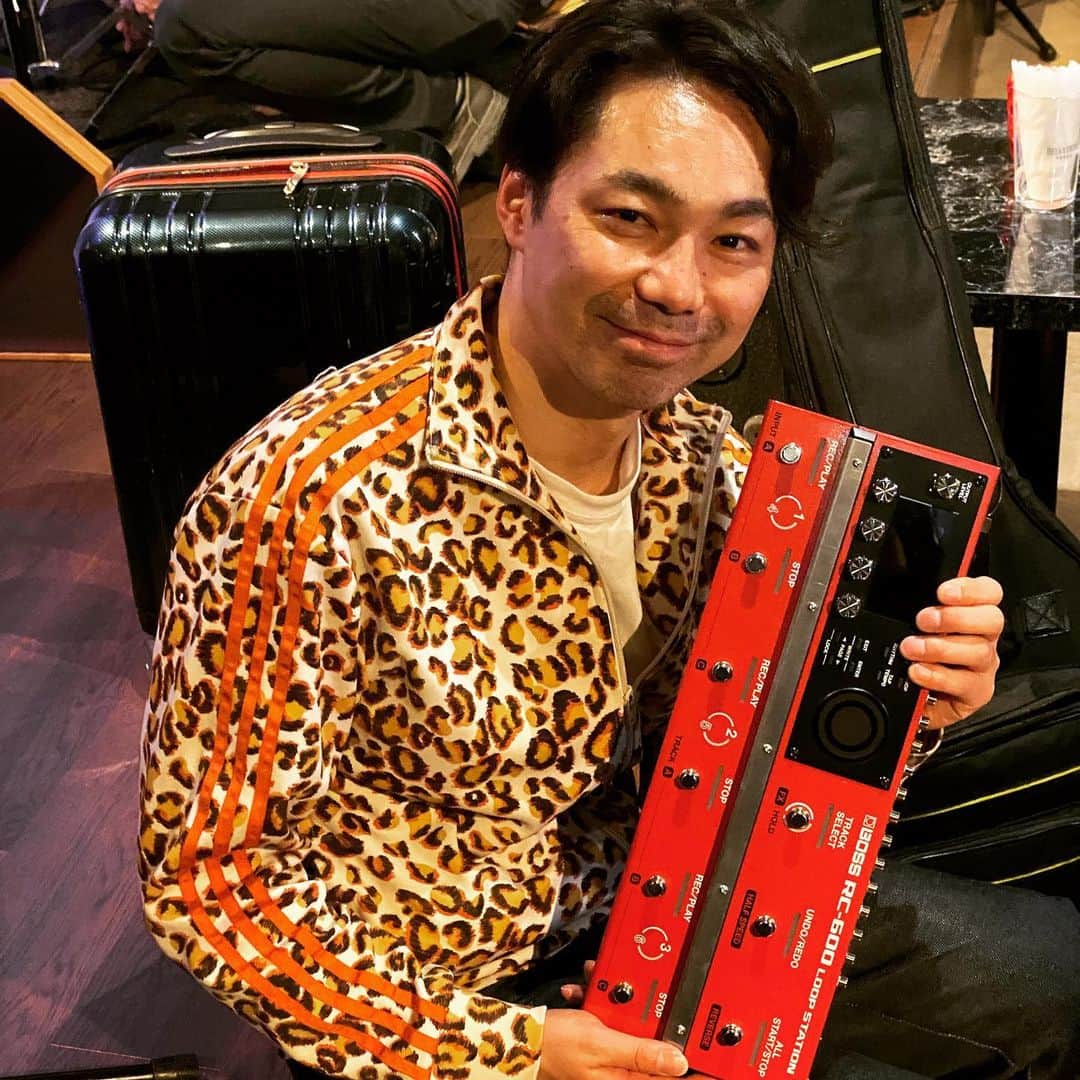 ただすけのインスタグラム：「今日は助川さんがルーパーお試しデイ。 #boss #rc600 完全に虜になった男の顔。 買うなこりゃー。 次回は5/9で、恐らく買ってるのではないかと予測します😏 本日はご来場ご視聴ありがとうございました✨ 次回もお楽しみに‼️」