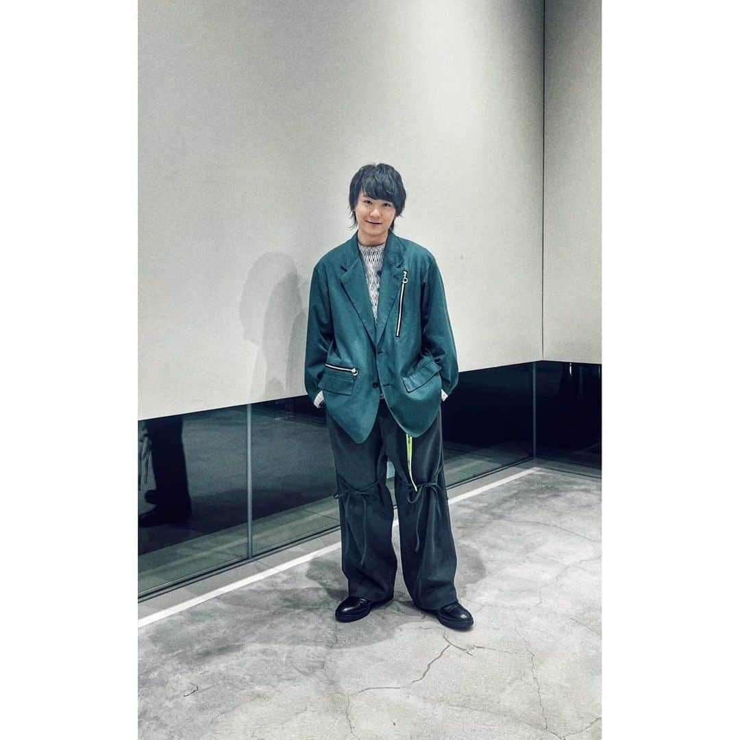 須賀健太のインスタグラム：「『PremiumMusic』ありがとうございました！！ 多大なる功績を残されている小室さんを演じることができて本当に光栄でした！ 分かってます！ 似てないっ！笑 俺はあんなにイケメンじゃないっ！笑  でも、お芝居は真摯に臨ませて頂きました！ 小室さん、TRFの皆様、ありがとうございました！  #premiummusic   ー着用衣装ー  @anei_official  @joyeux_press  @shareef_official  @sian.pr」