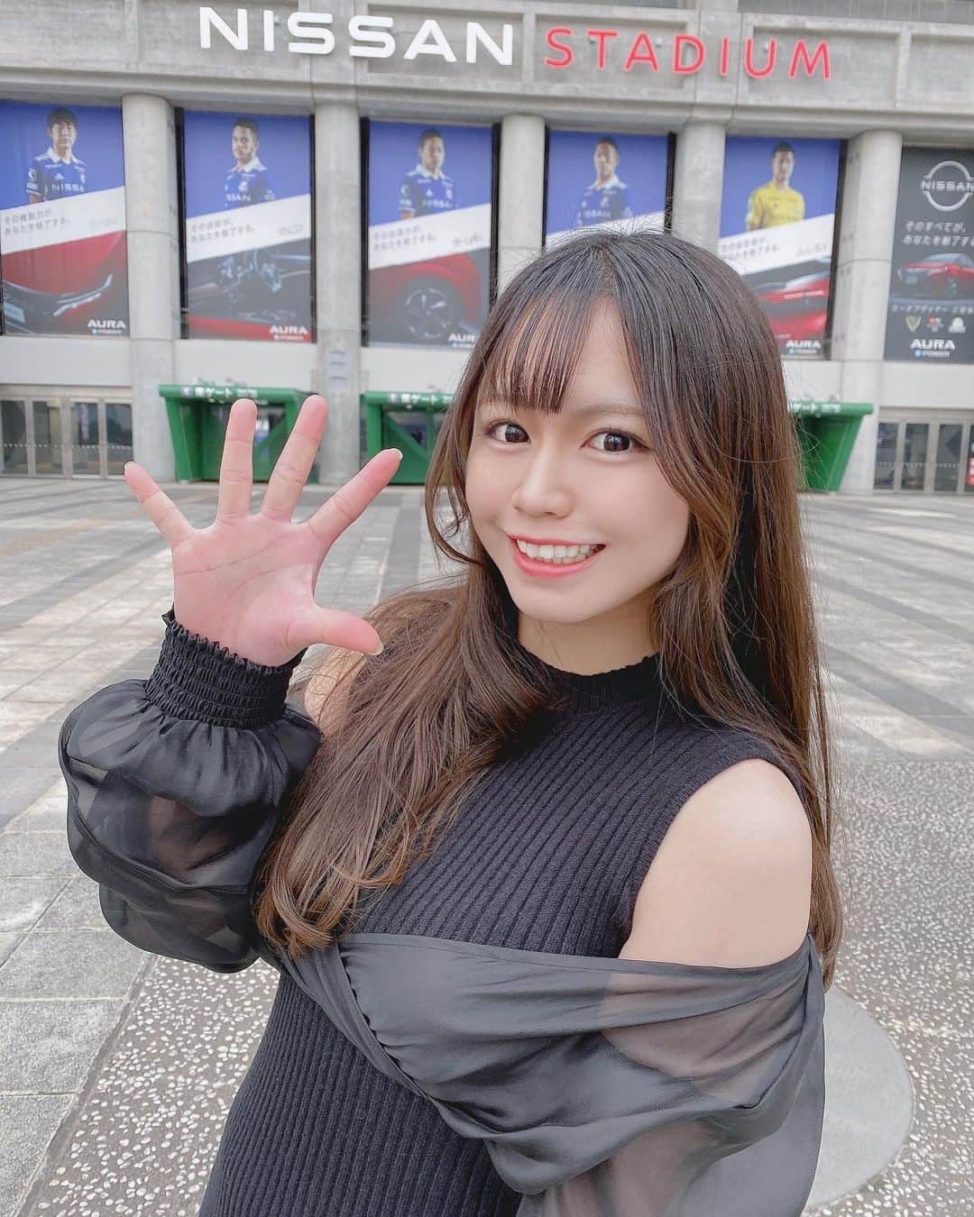 山口みらんのインスタグラム：「🎂⭐️  年に1度誕生日〜🎶🎶🎶  昨年は、本当に人の輪を少しずつ広げられて本当に幸せでした( ´˘` )💞  28歳になったので  #エウベル選手 の様な妖美な色気を身に付けられますように…😭笑  っというより健康元気が第1ですな😭👍  いやいや！違う違う！！！！！  今年もマリノスが連覇出来ますように🍀*゜❤️🤍💙  今年も皆様よろしくお願いします✨✨  #japanesegirl  #japanese  #japan #japaneseculture  #japanesegirls #自撮り #自拍 #いいね返し#followme #followforfollwback #フォローミー #girl   #fmarinos  #yokohamafmarinos  #横浜fマリノス  #マリノス  #マリノスサポーター  #トリコロール  #サッカー  #サッカー女子  #ユニフォーム女子  #jリーグ  #jリーグ女子  #横浜  #yokohama」