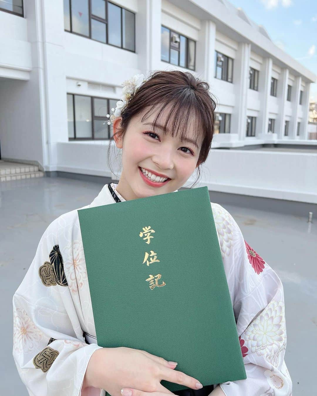 久間田琳加のインスタグラム：「私ごとではありますが、 先日、大学を卒業しました！！  これまでお世話になった先生方、 事務所のスタッフのみなさま、 友人、 家族、 本当にありがとうございました😊  入学当初から、卒業が決まったタイミングで皆さまにお知らせしたいと決めていたので、 大学に通っていることをお伝えしておらず、ごめんなさい。 大学生活で学んだことを、今後の人生に活かしていきたいと思います！  2枚目は、入学当初から仲良くしてくれた友人と🌸 初日に人見知り発動して、1番後ろの席の端に座っていたら話しかけてくれて、、 4年間ありがとう🤍 学食にお気に入りの定食があったから、また機会があったら食べに行きたいな〜🥹」