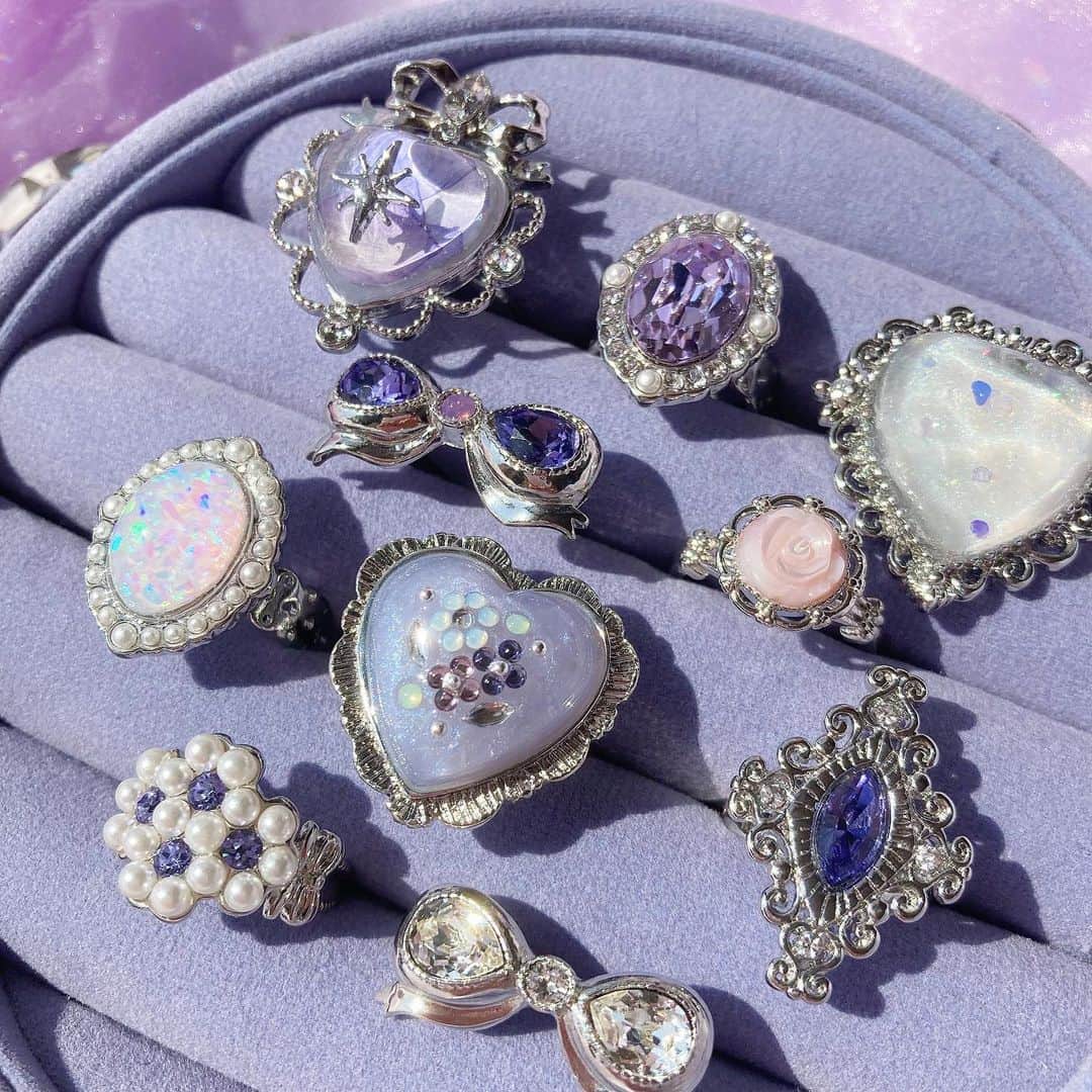 Fukiko-マルベリコさんのインスタグラム写真 - (Fukiko-マルベリコInstagram)「懐かしい気持ちになる 紫や白の宝石たち💍💎💜🫧  : #マルベリコ  #ハンドメイドアクセサリー #ハンドメイドリング  #レジン #押し花アクセサリー #ハートアクセサリー 　#パープルカラー  #handmade  #jewelry #costumejewelry #cuteaccessories #purple  #プレゼント #大振りリング #指輪 #推し活  #magicaccessories #cutefashion #ヴィンテージガーリー #春アクセサリー」3月22日 22時20分 - palpitation03