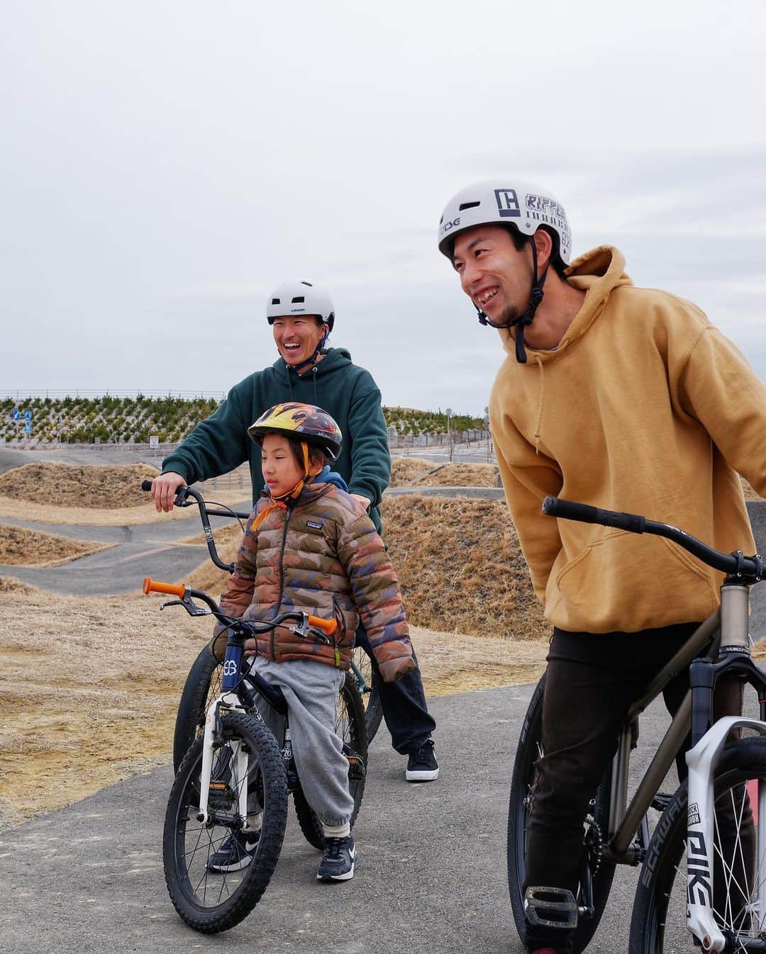 高橋菜摘のインスタグラム：「📍福島,新地町 BMX好きには知ってる人も居るかな？ @shinchi_pumptrack  福島県PRの撮影オファーが来た時から 行くのを楽しみにしてたしんちパンプトラック🚴 すごーく広々してるしレベルに合わせたコースが用意されてて 家の近くに欲しいと本気で思ったよ🥹 (片道ざっと５時間w) 👦🏽も楽しみにしてて撮影が終わってからもずっと遊んでた🚲 👨🏽‍🦱は(いつもだけど)特にハマってました。w 目の前は海、、 横には更に広い公園やキャンプ場 フリーでスケボー出来るとこもあったし 遊具とかトランポリンのようなふわふわドームがあったり 広い芝生の上でサッカー⚽️したりキャッチボールしたり⚾️ 今1番欲しいものと言われたら このspotをそっくりそのまま湘南に欲しい🥹🙏 というくらい全てが揃ってた💯 おしゃれなレモネードスタンドもあって休憩にもぴったりよ🫶🏽 キャンプのレンタルもあったし車中泊しながら移動して また夏に福島来ようかなぁ💕って！ お仕事でまた新しい素敵な場所と人に出会えた。  ここは3.11の被災地。 海の目の前、沢山の家があった場所 生まれ変わってしまったこの場所だけど 人と人を繋ぐとてつもなく楽しい場所になったんだね。 来れて良かった。  #福島 #観光pr #震災 #復興 #新地　 #fukushima #jaran #pumptrack  #しんちパンプトラック #bmx #sk8」