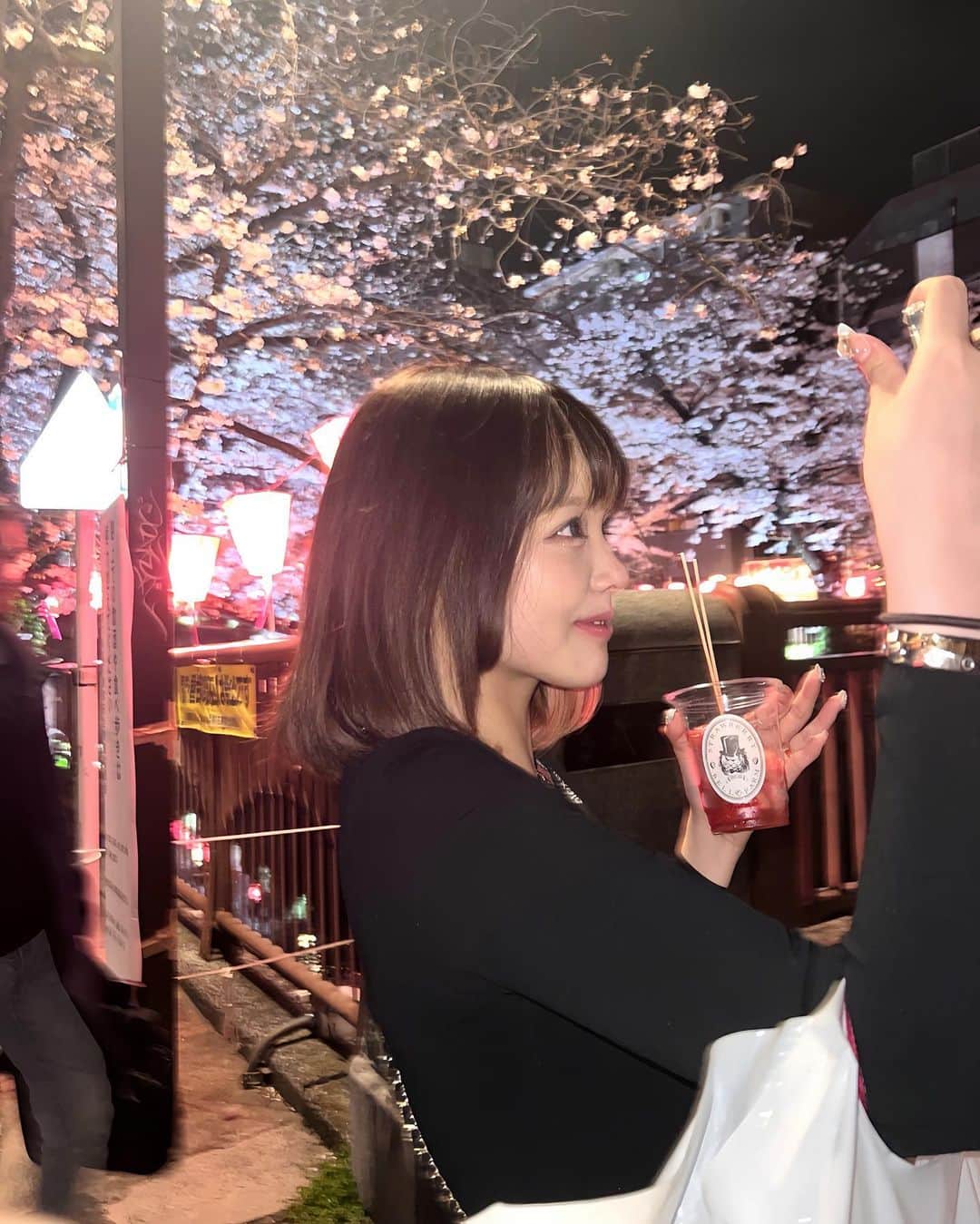 仲本莉絵瑠のインスタグラム：「毎年見る目黒川の桜🌸 #sakura #nakameguro」