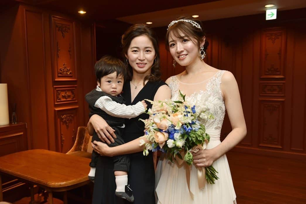 清水梨紗さんのインスタグラム写真 - (清水梨紗Instagram)「. My sister’s wedding 👰‍♀️  だいぶ前のことだけど、 お姉ちゃんの結婚式に出れて幸せでした❤️  幼い頃からずっとお姉ちゃんの真似ばかりして後を追いかけていたなぁーと。 わたしがサッカーをするきっかけになったのも姉がサッカーをしていたから🫢 今では本当にサッカーをしてたのか？って思う事を言ってきますが…… 一応感謝してます😂🫶  とっても楽しく 甥っ子の可愛いすぎる 素敵な結婚式でした💒  まさかの結婚式当日更衣室でドレスを忘れた事に気付くという事件。 色々な奇跡が起きて、結婚式始まる10分前にドレス届きました。 全部含めていい思い出。笑笑」3月22日 22時27分 - risa_shimizu_2