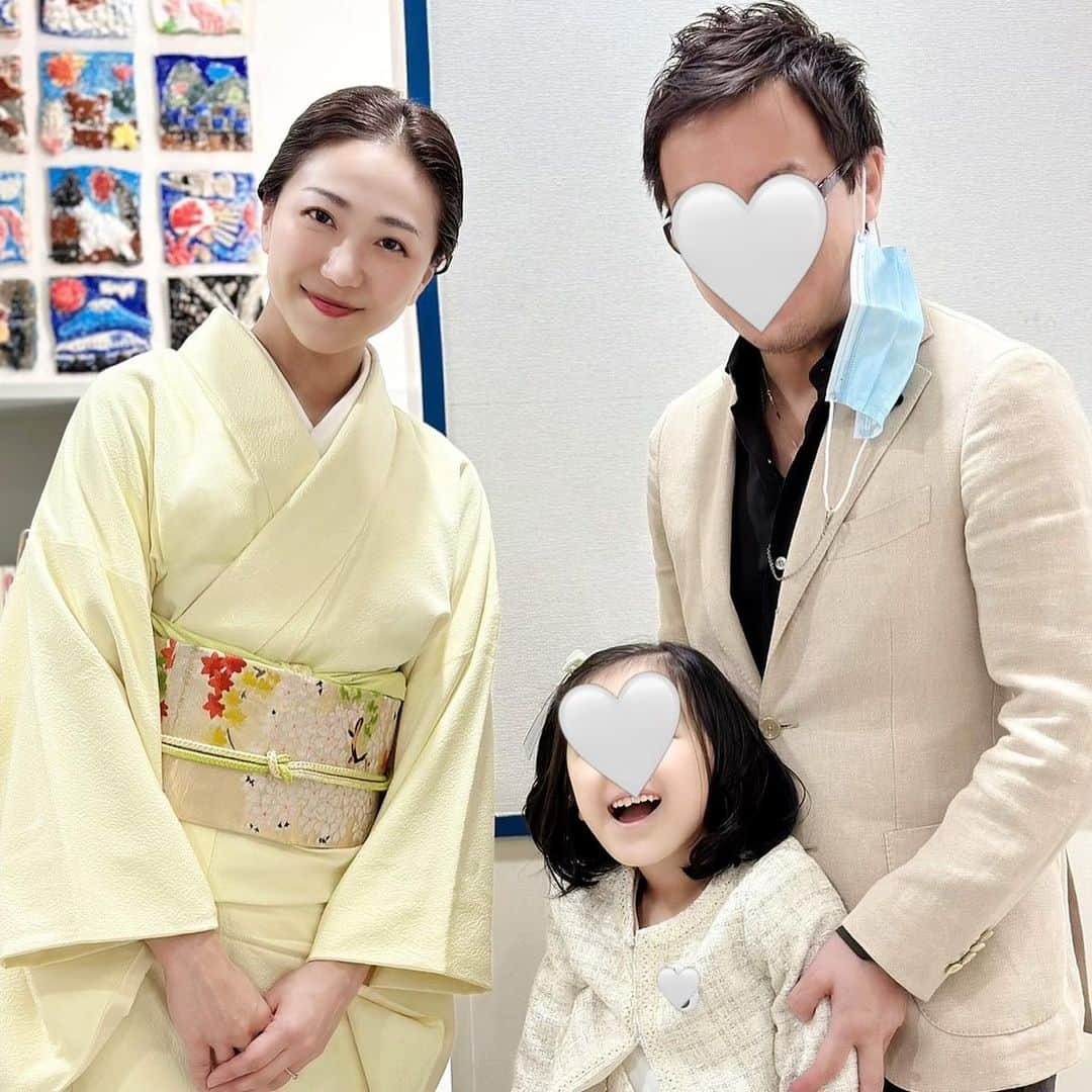 透水さらささんのインスタグラム写真 - (透水さらさInstagram)「娘の卒園式の着物備忘録。  子供達の歌声を聴きながら娘や子供達みんなの成長を振り返り、涙した素敵な卒園式でした🌸  実はこのお着物は入園式で着るつもりで仕立ててずっと袖を通さず大切にしまったままでした。  数年前、同期のまりちゃん(@mari_i64 )の同級生でもある #えり善　の亀井社長に見繕っていただき仕立てた淡黄色のひとつ紋の色無地  子供のセレモニーは初めてだったのでウキウキして準備したのにもかかわらずコロナの影響で入園式は短縮。もちろん着物は自粛。  卒園式でやっと袖を通すことができてこの3年間は本当に色々あったな、、と朝から感慨深い気持ちで着付けました。  そして帯は師匠にいただいた大切な袋帯。 帯紐は昔憧れて購入した#道明　のもの。  着物はひとつひとつに物語や想いがあって本当に好きです。  沢山の感謝と涙の卒園式🤍素晴らしい一日でした😆  一日中雨☔️だったけど。  #卒園式 #着物 #ずっと雨よけコート #家の中でも汚したくなくて #雨よけコート #セルフヘア #着物ヘア   セルフヘアは、下の部分はヘアピースで、毛たぼを仕込んで、上から被せてます。言葉で説明難しい😂 また髪の毛のやり方とか希望があればのせます🙋‍♀️いつの日か。」3月22日 22時33分 - sarasarasarasa0623