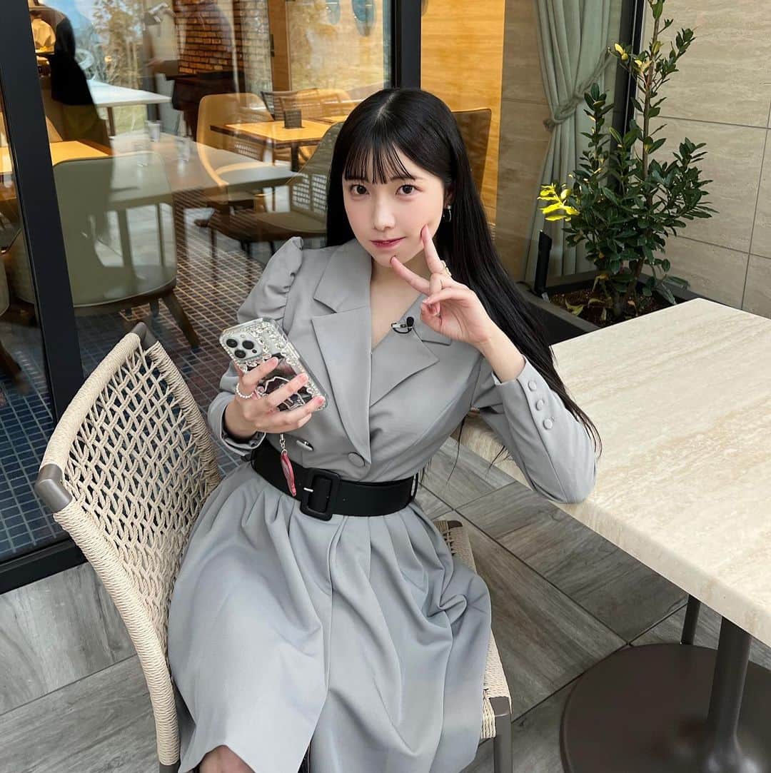 えみ姉のインスタグラム：「ㅤ 楽しかった大分ロケ♨️ ㅤ4月からパワーアップした @obs3ch  お楽しみにだよーん♡♡♡♡♡ ㅤㅤ デコルテ綺麗になったので、 ㅤ温泉モデルのお仕事絶賛お待ちしてます♨️笑 ㅤ ㅤ てかたけが、 💩味のカレーかカレー味の💩 どっちがいいか討論する動画みたいとか 訳分からんこといってくるたすけて😫笑 ㅤ ㅤ」