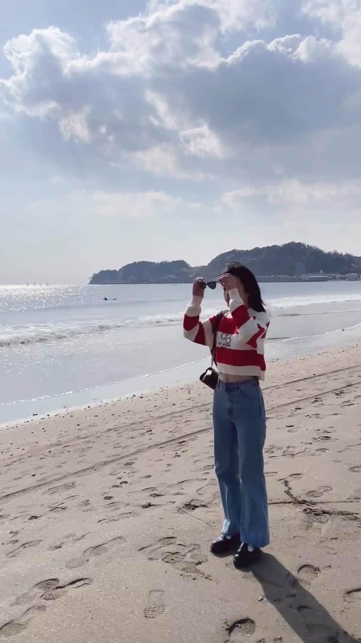 甲斐まりかのインスタグラム：「Day off at the beach 🌞〰🕊 早く海入りたーい‼︎ と思って、今日は海岸沿いをお散歩。」