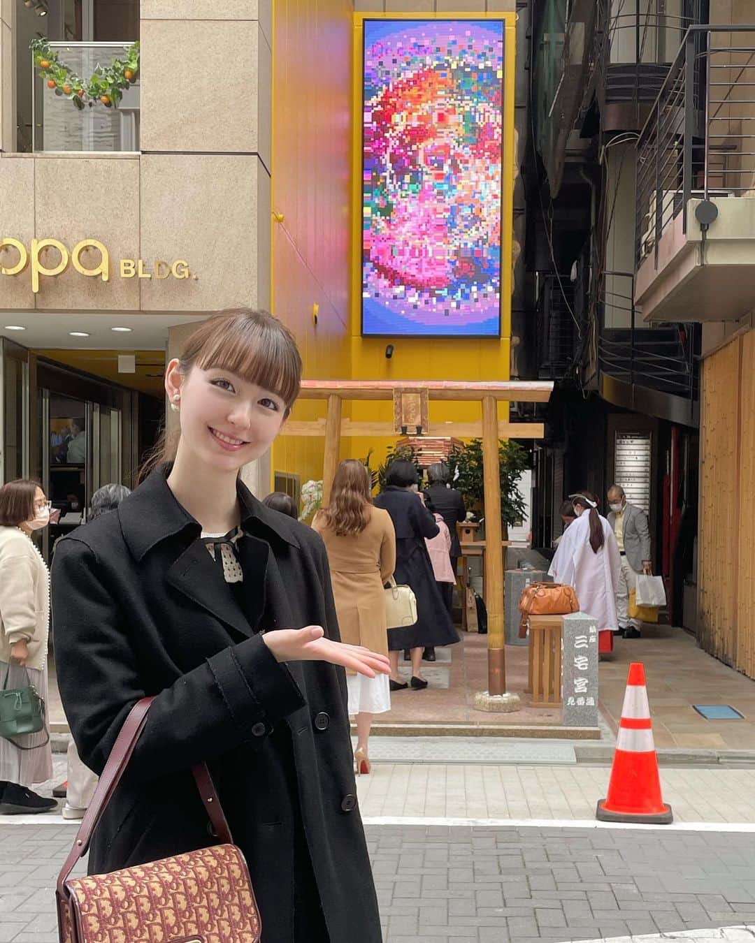 のインスタグラム：「銀座3月21日に新たにできた名所『銀座三宅宮』の壁画に私のピクセルアート作品も少し映されています🍊 Dr.コパさんが神主でもあるご利益たっぷりの場所で皆さんもぜひ運気アップしに見に来てください✨  #銀座三宅宮 #pixelart #artlover」