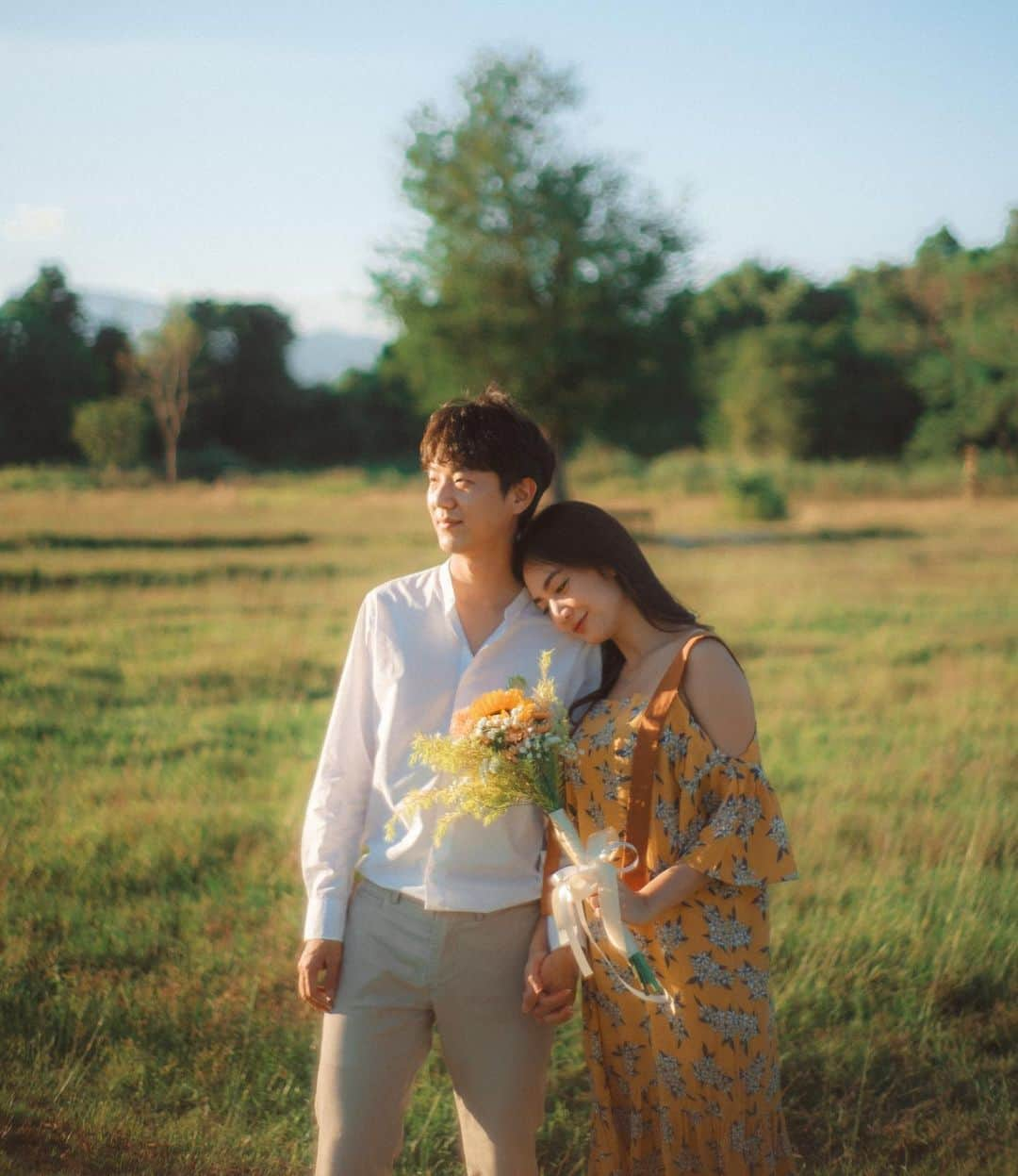 インヤのインスタグラム：「Forever love ❤️  📸@totay168  💐@fainatanon 📸 🚙 @witsarud   #kaoyiiing #prewedding #preweddingphoto #preweddingshoot #cnx #พรีเวดดิ้ง #พรีเวดดิ้งเชียงใหม่ #เชียงใหม่ #ห้วยตึงเฒ่า」