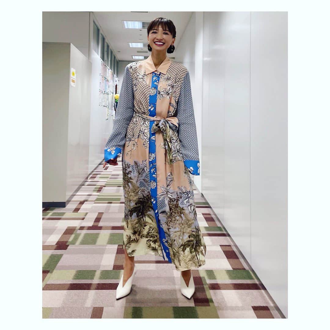 のインスタグラム：「DAIGOのお願いワールドツアーの 衣装です 笑いすぎの写真です😆  ・ワンピース @sanki_marccain  ・イヤリング @abiste_official  なんと！おねツア(略してこう呼ぶんです) 来週で最終回です。 大好きな番組だったので寂しい気持ち しかありません、、、 ただ、、最終回はロンドン 場所もツアーガイドさんも 最高に楽しかったのです！！  最後見届けてください‼️ @daigotour  #次はロンドン #最終回 #世界のお酒を飲み尽くす予定だったのに😭  #wbc最高でしたね✨✨」