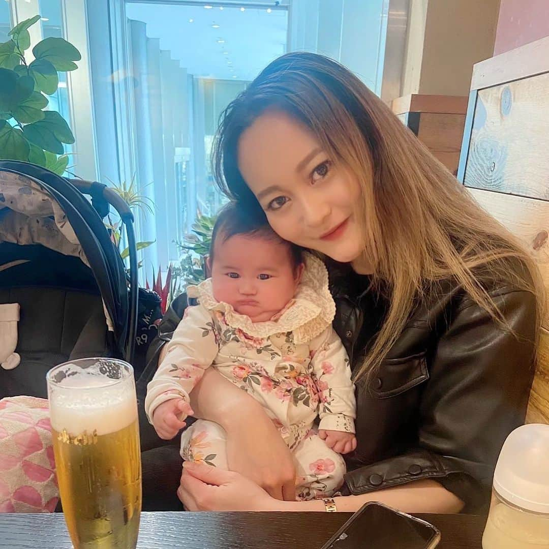 三上玲奈のインスタグラム：「哺乳瓶とビール🍺 もう少しで3ヶ月👶 急に成長を感じる😱 私も成長しなければ。 だらしなく生きてても筋肉痛になるのが子育てだとわかりました😃 あと、ベビーカーとか抱っこ紐とか使いこなすの難しい😂 先輩ママに聞いて教えてくれるからとても助かる‼️ 本当YouTubeやりたくなる。めんどくさくてやらないけど😂  #哺乳類　#ビール　#女の子ママ　 #子育て」