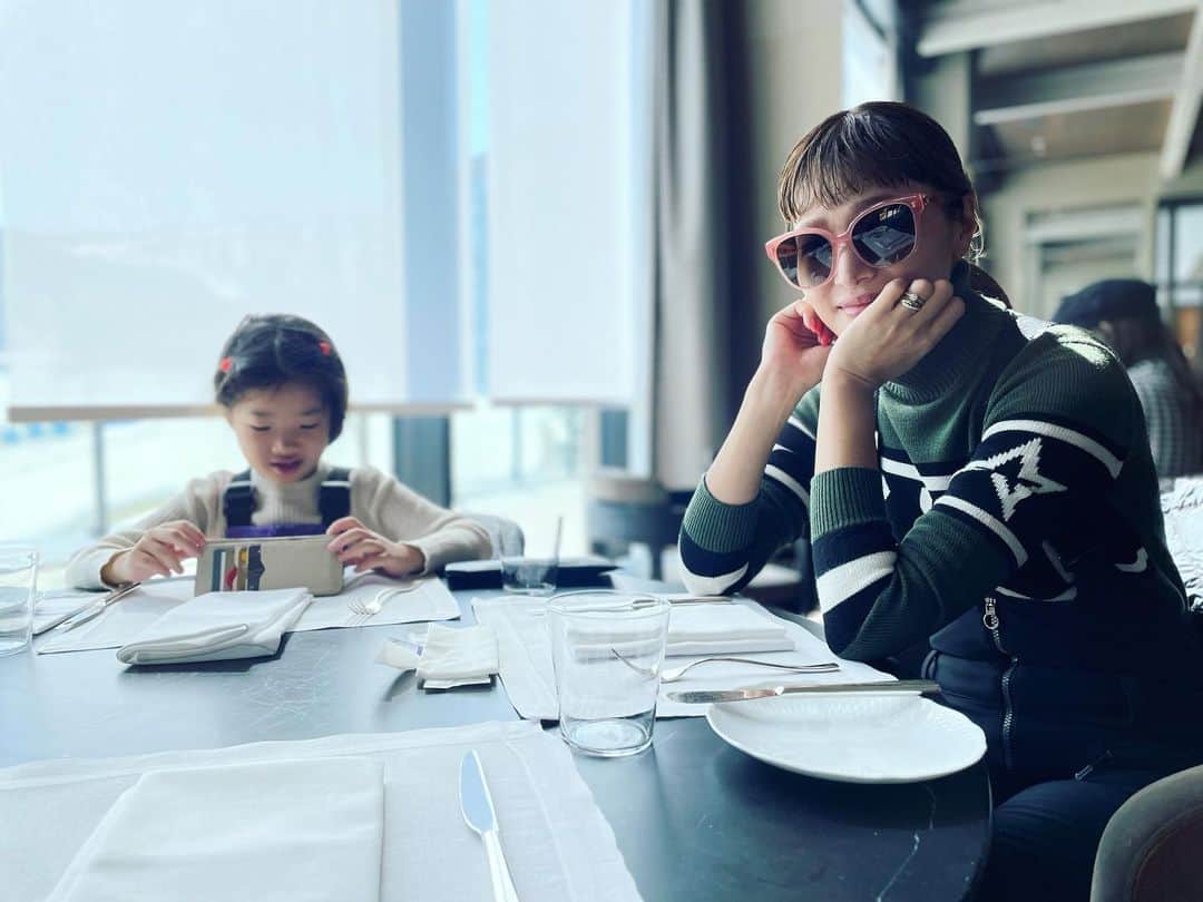 廣瀬規子のインスタグラム：「昨年からハマってしまった スキー⛷  ほんと、、、まだまだ下手くそなのですが、、40代半ばで漸く体を動かすことの楽しさに目覚め、 テニスやスキーを楽しんでいる自分を時々不思議だなぁと思ったりして。  人は幾つになったって、自分次第で生活を、人生を楽しいもの、良いものにしていけるんですよね😌  そして、、、家族をはじめ、友人やノリジェンヌの皆様、関わってくださる方に、、、感謝しかない日々だなぁと、改めて🥹🤲✨✨✨」