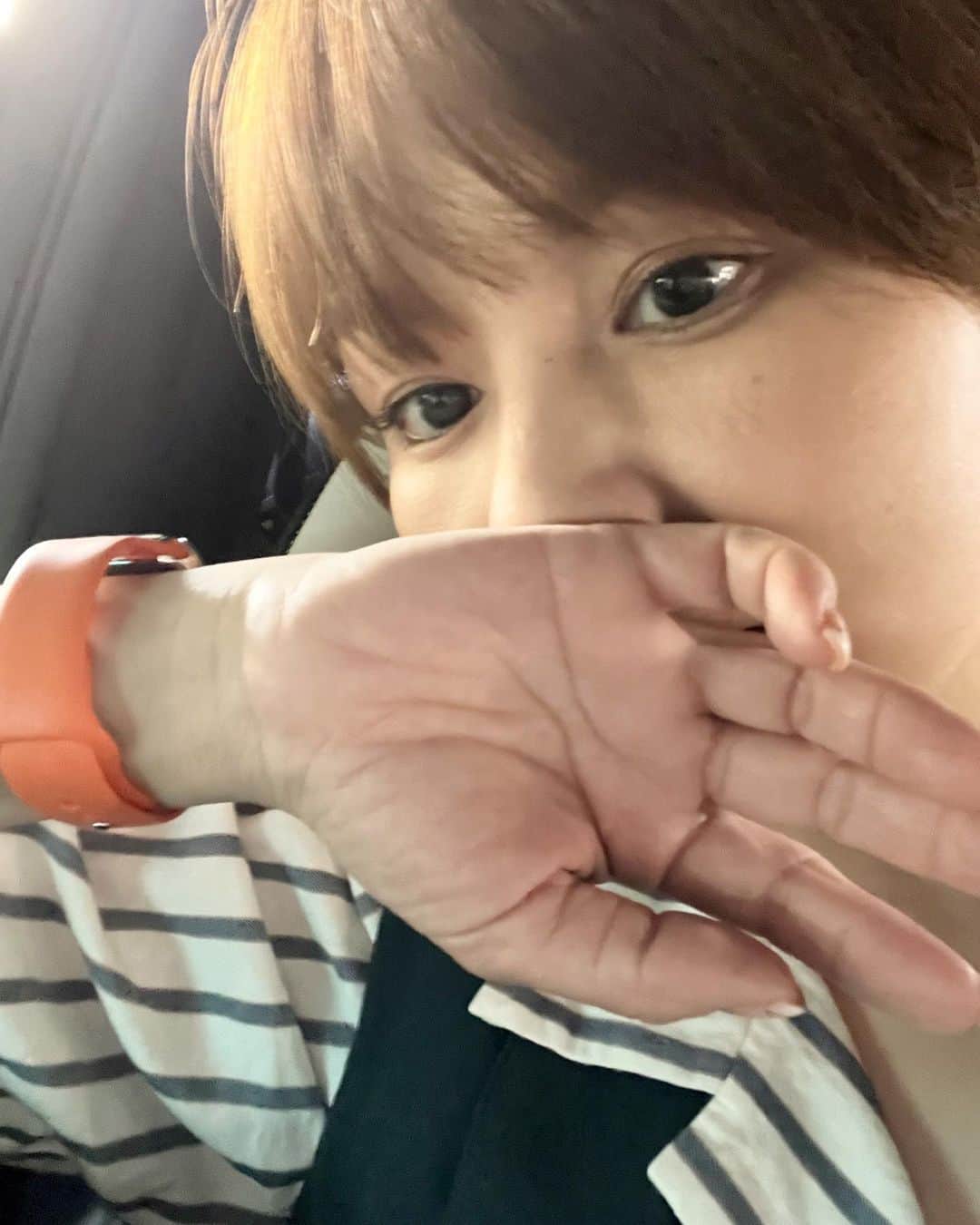 中澤裕子のインスタグラム：「⭐︎⭐︎  ぱんぱんに 腫れ上がって痛かった顔が ようやく落ち着いてきました。  車の中。 好きな場所。  #諦めない精神 #今日という日は今日しかない」