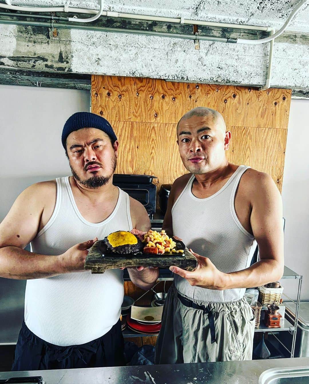 あばれる君のインスタグラム：「鳥羽シェフとガッツリカメラ目線多めに料理しました。アヴァとトヴァでぇす。」