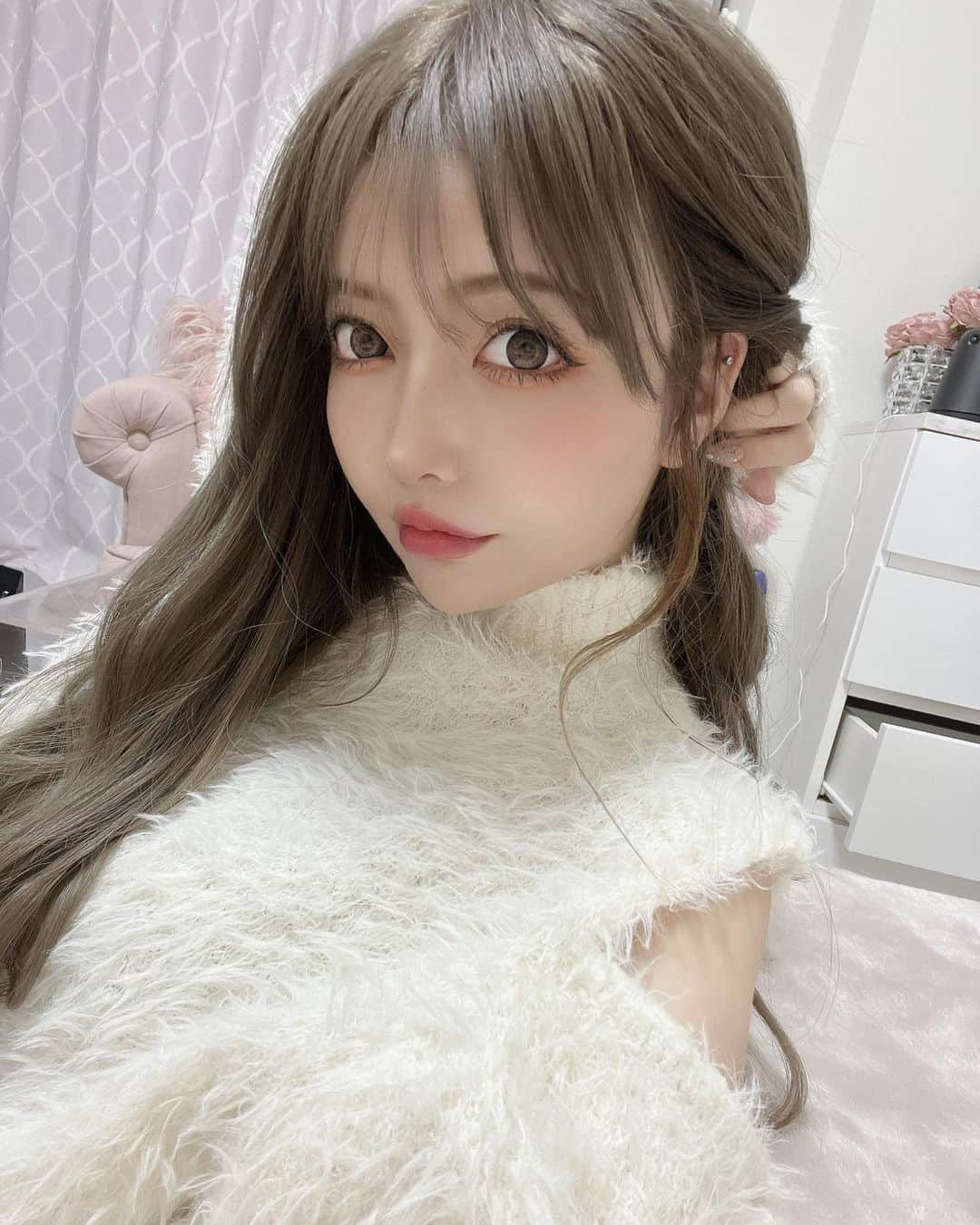 吉川ちえのインスタグラム：「【✂️✨✂️✨✂️✨✂️】 . こんにちは✨🙋‍♀️ . アンククロスラフトで ( @ankhcross_raft ) 髪の毛イメチェンしたったー🐰🎀 いつもハイトーンだけど今回 しっかり暗めに🥹💓でも時間経てば 明るく抜けてくるカラーにしたよ✨ . エクステも馴染むように全体的に ロングにつけてもらいました😻❤️ 前髪からサイドにかけても 流れるようにカットして貰ったよ🐸✨ . 担当はさくさん👦🏻⭐️ ( @ankhcross_recruit ) ありがとうございました🫰✨ . #ankhcross #アンククロス #ankhcrossraft #ヘアカラー #エクステ #くすみカラー」