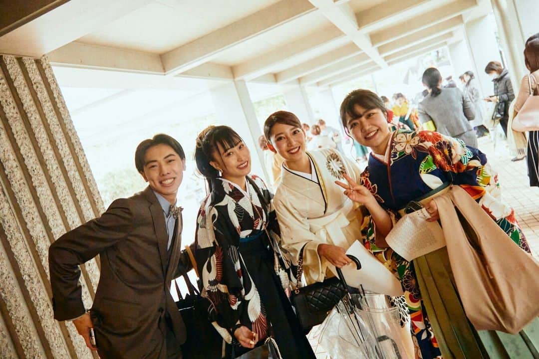 Meiji Gakuin/明治学院大学/明学さんのインスタグラム写真 - (Meiji Gakuin/明治学院大学/明学Instagram)「💐ご卒業おめでとうございます💐 3月16(木)～18日(土)、白金・横浜両キャンパスにて 卒業式・修了式を執り行いました🎓  笑顔でいっぱいのキャンパス。 キャンパスでの思い出を大切に、 未来に羽ばたいてください😌  撮影した写真は、プロフィール(@mguniv)の ハイライトにまとめています✨ ぜひチェックしてみてください❣  当日撮影にご協力いただいた卒業生の皆さん、 ご協力ありがとうございました！  #明治学院大学 #白金キャンパス #横浜キャンパス #白金 #横浜 #戸塚 #春 #春休み #卒業 #卒業おめでとう #卒業式 #春から社会人 #春から明学2023 #春からmgu #春から大学生 #明学 #明治学院 #明学人 #勉強 #大学 #授業 #明学生 #明学ライフ #大学生活 #mgu #meijigakuinuniversity #meijigakuin #meigaku #photography #photographerㅤㅤㅤㅤㅤㅤㅤㅤㅤㅤㅤㅤㅤㅤ」3月23日 14時00分 - mguniv