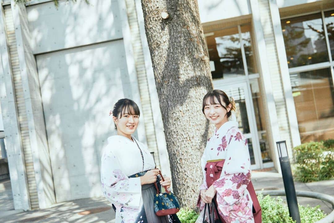 Meiji Gakuin/明治学院大学/明学さんのインスタグラム写真 - (Meiji Gakuin/明治学院大学/明学Instagram)「💐ご卒業おめでとうございます💐 3月16(木)～18日(土)、白金・横浜両キャンパスにて 卒業式・修了式を執り行いました🎓  笑顔でいっぱいのキャンパス。 キャンパスでの思い出を大切に、 未来に羽ばたいてください😌  撮影した写真は、プロフィール(@mguniv)の ハイライトにまとめています✨ ぜひチェックしてみてください❣  当日撮影にご協力いただいた卒業生の皆さん、 ご協力ありがとうございました！  #明治学院大学 #白金キャンパス #横浜キャンパス #白金 #横浜 #戸塚 #春 #春休み #卒業 #卒業おめでとう #卒業式 #春から社会人 #春から明学2023 #春からmgu #春から大学生 #明学 #明治学院 #明学人 #勉強 #大学 #授業 #明学生 #明学ライフ #大学生活 #mgu #meijigakuinuniversity #meijigakuin #meigaku #photography #photographerㅤㅤㅤㅤㅤㅤㅤㅤㅤㅤㅤㅤㅤㅤ」3月23日 14時00分 - mguniv