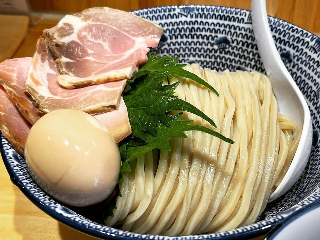 菊地浩輔さんのインスタグラム写真 - (菊地浩輔Instagram)「#麺也時しらず #特製鶏魚介濃厚つけ麺  魚介をしっかり感じつつ、 鶏の旨みも味わえる。 つるシコの太麺に絡めてすすれば最高でした。 シソと麺を一緒に食べたら優勝。 にんにく酢で味変したら殿堂でした。  ご馳走様でした🙏✨」3月22日 14時22分 - okikusaaan