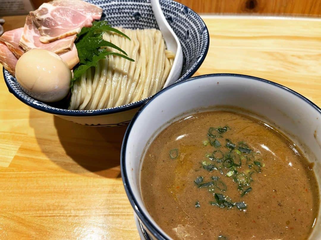 菊地浩輔のインスタグラム：「#麺也時しらず #特製鶏魚介濃厚つけ麺  魚介をしっかり感じつつ、 鶏の旨みも味わえる。 つるシコの太麺に絡めてすすれば最高でした。 シソと麺を一緒に食べたら優勝。 にんにく酢で味変したら殿堂でした。  ご馳走様でした🙏✨」