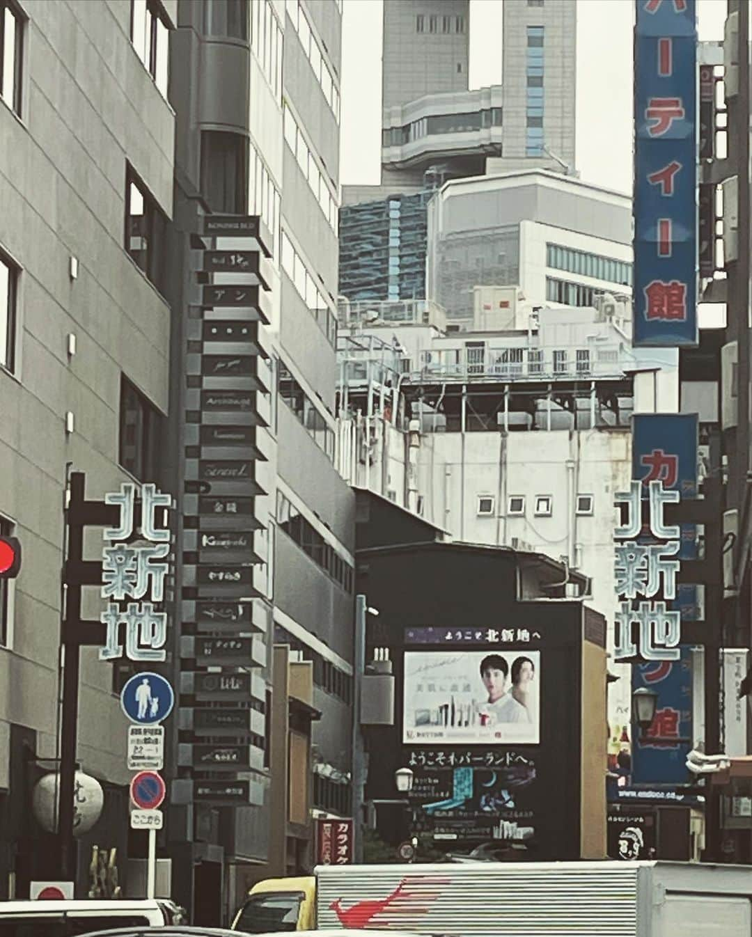 香衣さんのインスタグラム写真 - (香衣Instagram)「哀愁の関西臭  久しぶりの大阪に興奮した。 好きなんよなぁ、関西の匂い。 着いた途端空気の匂いが違う。 東京より好き。 愛媛もそうだけど、哀愁がある。 街の可愛いところ集めた。 あんまり時間なくて街並み散歩 そんなできんかったけど。 またすぐ行こう。  #可愛い#ゴミ箱#ストリート #関西コレクション #街並み#大阪#大阪の街 #art#匂いフェチ #photography  #popart#香衣#散歩#1人時間 #写真集#渋い店#哀愁」3月22日 14時26分 - kaicai