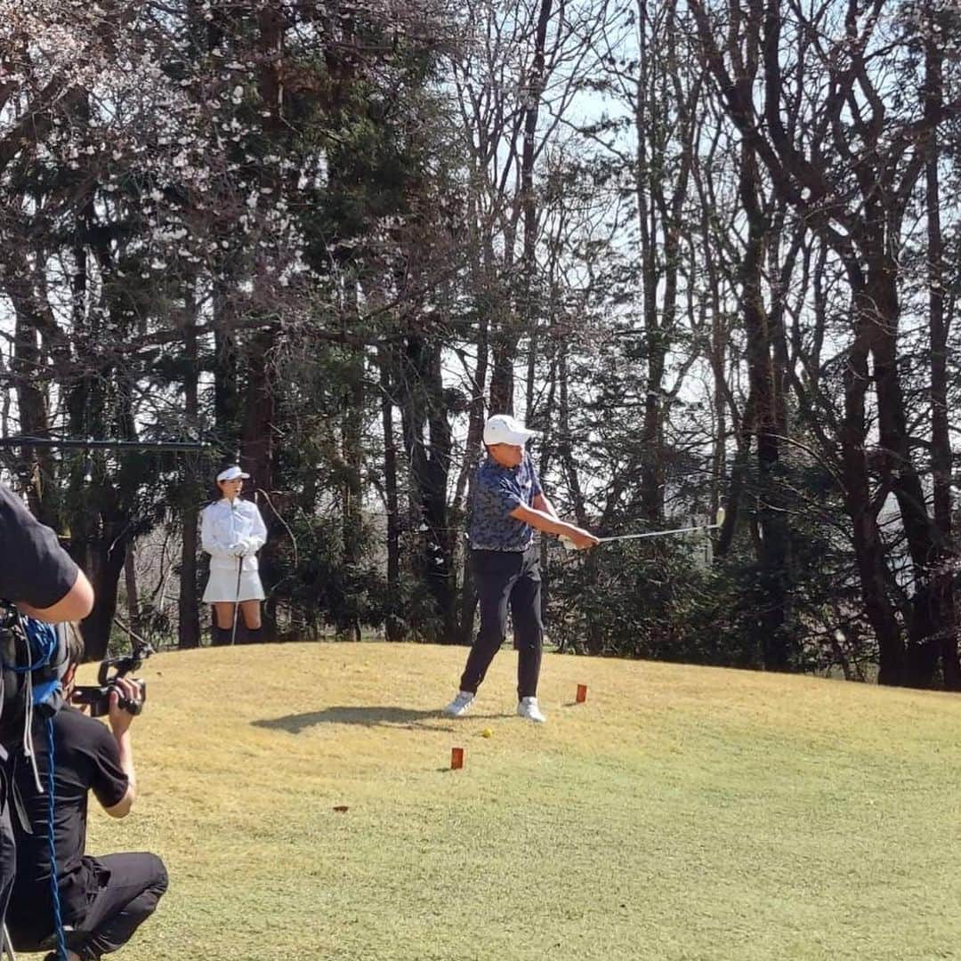 井上公造さんのインスタグラム写真 - (井上公造Instagram)「今日はあるゴルフ番組の収録でした。パートナーは江口ともみさん😆。天気にも恵まれ、楽しい収録でした。詳細は改めて告知させてください！  #ゴルフ番組収録  #江口ともみ  #桜  #WBC決勝が気になった #優勝シーンは見れた」3月22日 14時33分 - inouekozo39
