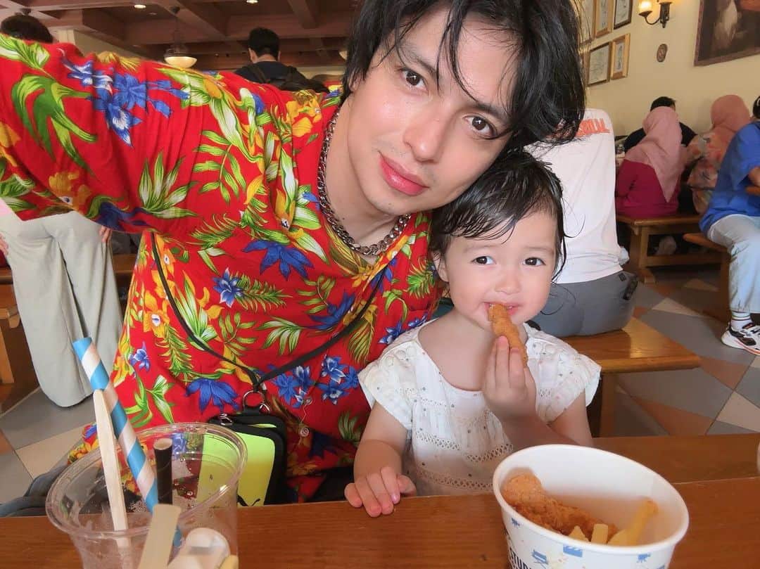 アレクサンダーのインスタグラム：「シンガポールめちゃ あつ  #uss」