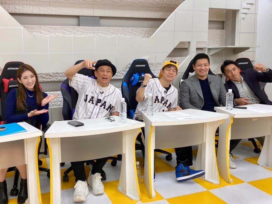 坂本麻子のインスタグラム：「#侍JAPAN🇯🇵  優勝おめでとうございました〜👏⚾️🔥🏆✨ . みんな野球好きすぎて家で見てるかのごとく 野球に見入ってしまいつつも、 豪華なメンバーの皆様と 熱く応援させて頂きました！！🔥 . 片岡さんは途中から西武ドームに向かいつつも コメントで参加してくださったり、 色々なハプニングを笑いに変えつつも とにかく盛り上がってましたー🤟✨ . まるで漫画を読んでいるかのような ドラマチックな闘いを見せて頂き 選手の皆様、本当に 感動をありがとうございました🥹🙏 最高ですーーーー✨ . データ好きの私は今回のWBCのスコア 全部付けてたんですが、 宝物になりました…💎笑 . #WBC2023決勝 #陣内智則 さん #片岡保幸 さん #牧田和久 さん #ココリコ遠藤 さん #坂本麻子」