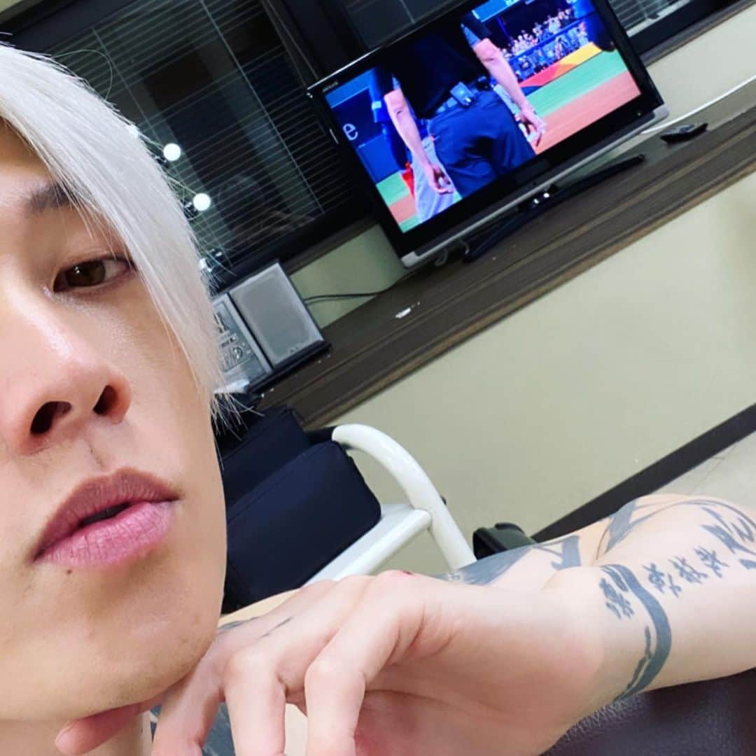 雅-MIYAVI-のインスタグラム：「Congrats, Samurai Japan & Big up to the great US team too 👏🏻👏🏻🇯🇵🤝🇺🇸⚾️ We were not able to focus on the photo shoot at all tho haha. Such a good game, thank you all!!!!!!!  日本代表、優勝おめでとうございます！！！！控室でスタッフ一同勝手に盛り上がっていました。勇気と感動をありがとうございました。うまいもん食って疲れを癒やしてください🙏🏻  #WBC #まったく撮影に集中できなかった説」