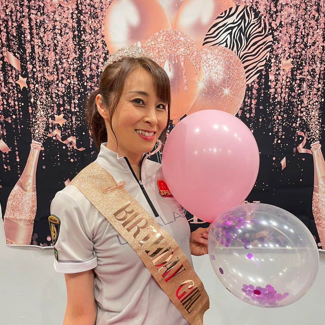 姫路麗のインスタグラム：「45歳を迎えられたこと、 お祝いしてもらえること、 ボウリングができること、 応援してもらえること、 全てに感謝しています！！  #誕生日 #バースディ #birthday #45歳 #バルーン #胡蝶蘭 #ケーキ #ティアラ #リーグ #誕生日会 #ありがとう」