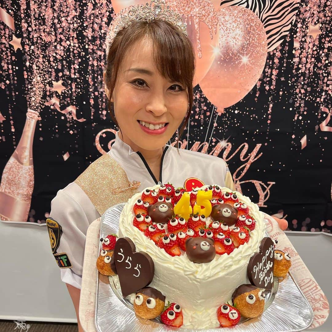 姫路麗さんのインスタグラム写真 - (姫路麗Instagram)「45歳を迎えられたこと、 お祝いしてもらえること、 ボウリングができること、 応援してもらえること、 全てに感謝しています！！  #誕生日 #バースディ #birthday #45歳 #バルーン #胡蝶蘭 #ケーキ #ティアラ #リーグ #誕生日会 #ありがとう」3月22日 14時53分 - himejiurara