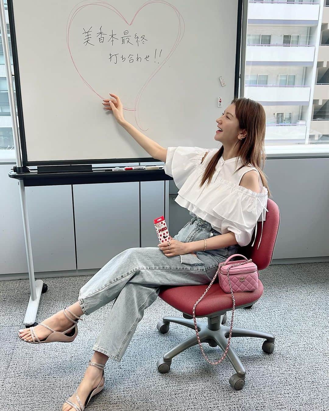 のインスタグラム：「4月24日発売【美香本】💖  本日最終打ち合わせでした！！ １０ヶ月間走り抜けました✨✨ あとは来週、総チェックをしたら わたしのお仕事は終了です！  初回限定付録付き美香本の 予約方法が近日発表になるそうです。 付録！可愛いのでお楽しみにー！  #美香本 #すごいよ😘」