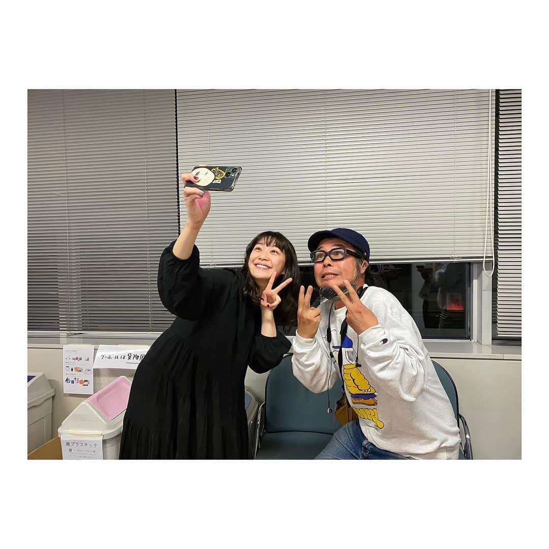 加村真美さんのインスタグラム写真 - (加村真美Instagram)「大関内デビル有り難うございました  普通に生きていたら見られない景色を見させていただきました たくさんの愛をいただいて、改めて私は人に恵まれていると実感しました 関内デビルは本当に暖かくて大好きな場所です  6年間関わらせていただいて、その中でたくさんの人に出会わせていただいて すべてが私の宝物です  DISH//との3年間もエビ中ちゃんとの３年間もどちらも濃厚で楽しい時間でした  最後のビデオコメント嬉しかった… みんなが、愛おしいです…  マスターとは笑って泣いて時には喧嘩して…まさにBFFの関係です笑  駆けつけてくれた大好きなりふぁさん、カレンちゃん、BMKのみんなも本当にありがとうございました  私は本当に幸せものです！！ また新たに、頑張っていきます！！ 6年間ありがとうございました！！！  #関内デビル #大関内デビル #加村真美」3月22日 15時06分 - kamura_mami