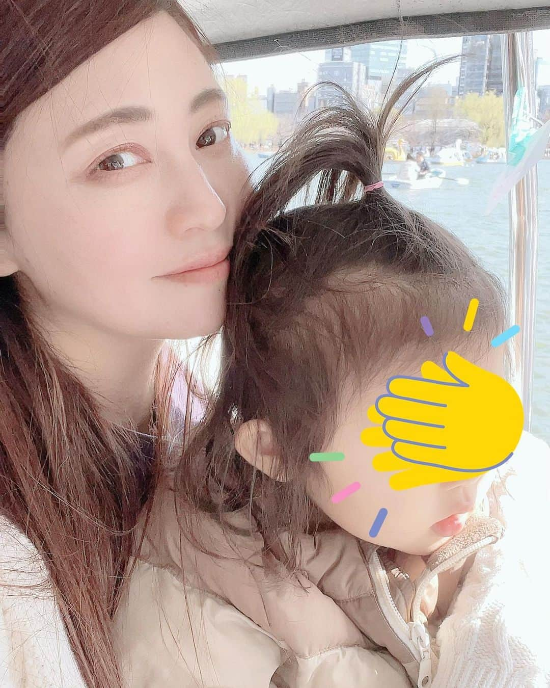 正田美里（みさみさ）さんのインスタグラム写真 - (正田美里（みさみさ）Instagram)「スワンボート乗ってたら、みんなに指をさされながら可愛い可愛い言われ注目の的でした💓 そんなに私可愛かったかなぁ？それとも娘か？と思っていたらスワンの頭にカモメ乗ってた（笑）🐦  勘違いするとこでした。恥ずかしいw それて本日スワンボートで筋肉痛です。。。  上野公園、桜も咲いてて綺麗でした🌸  #スワンボート #上野公園 #鳩 #2歳10ヶ月  #2歳児 #2歳児ママ #子供のいる暮らし」3月22日 15時21分 - misamisaupiupi