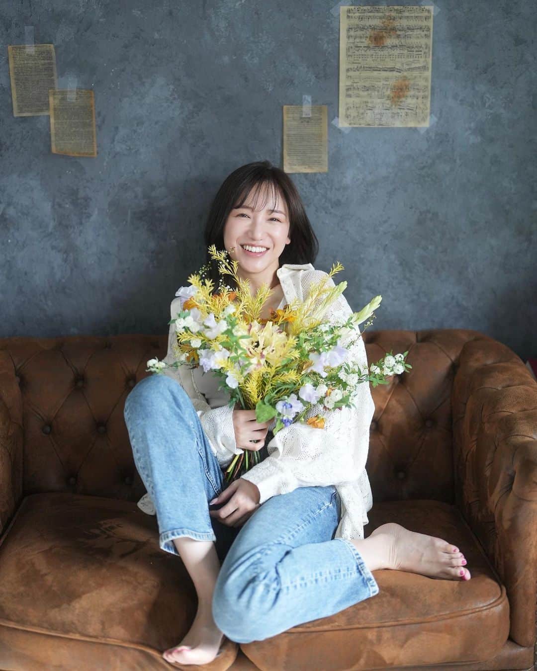 森川侑美のインスタグラム：「35歳になりました🎂☺️  お誕生日は改めて周りの皆さんに感謝の気持ちを❣️ ということで花束💐💐💐受け取ってください❣️の写真📷☺️ 本当にいつも支えて頂きましてありがとうございます🙇‍♀️  そしてそして今日はWBC14年ぶりの優勝😭⚾️✨ ライブで見ながら感動で胸がいっぱいになりました😭 ある意味忘れられない誕生日になり 夢や希望は改めて大切で美しいなと感じました🥲✨ この感動にあやかりながら、素敵な歳にしていきます...🫶  引き続きよろしくお願いします♡。  #happybirthdaytome  #322 #wbcチャンピオン #congratulations」