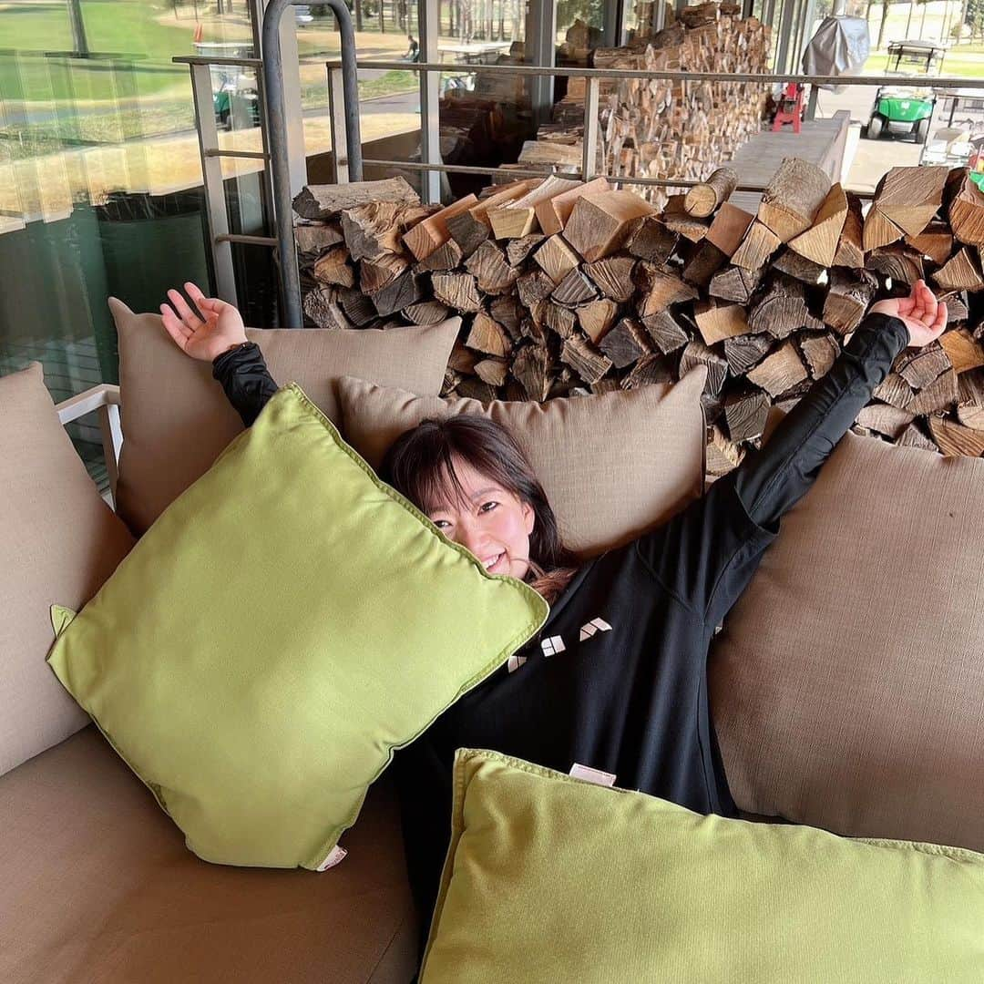 入来茉里さんのインスタグラム写真 - (入来茉里Instagram)「今年初ゴルフ⛳️ よぴちゃん @yopi0117  お誘いありがとう 久々のゴルフはバンカー地獄で 笑い転げました😂♡ 楽しかったし 外は気持ちよかった〜✨  珍しくパンツスタイル 2人とも偶然にも @tangram_tokyo  の白黒コーデでした☺️♡  スコアは…聞かないで？笑 練習しまーす🏌️‍♀️  #ゴルフ #golf #ゴルフウェア #タングラム #golfwear #ゴルフ女子 #ゴルフウェアレディース #ゴルフ好き」3月22日 15時32分 - iriki.mari_official