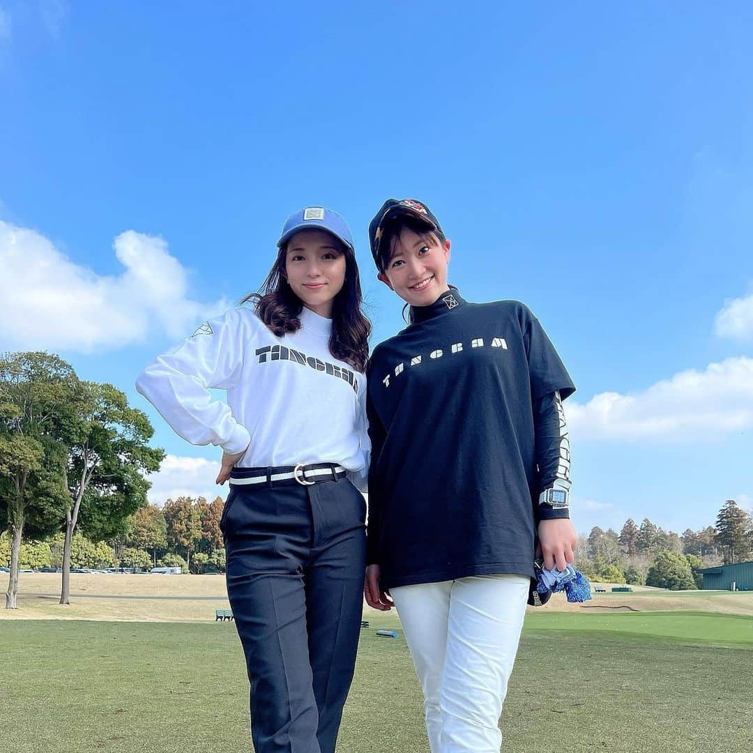 入来茉里さんのインスタグラム写真 - (入来茉里Instagram)「今年初ゴルフ⛳️ よぴちゃん @yopi0117  お誘いありがとう 久々のゴルフはバンカー地獄で 笑い転げました😂♡ 楽しかったし 外は気持ちよかった〜✨  珍しくパンツスタイル 2人とも偶然にも @tangram_tokyo  の白黒コーデでした☺️♡  スコアは…聞かないで？笑 練習しまーす🏌️‍♀️  #ゴルフ #golf #ゴルフウェア #タングラム #golfwear #ゴルフ女子 #ゴルフウェアレディース #ゴルフ好き」3月22日 15時32分 - iriki.mari_official