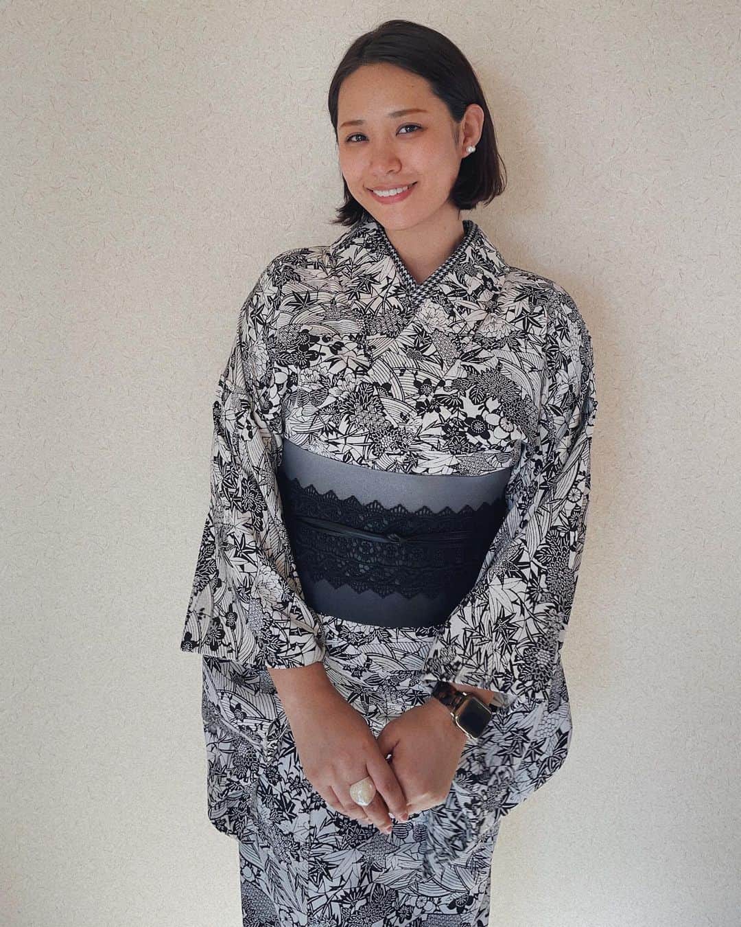二宮愛のインスタグラム：「#侍ジャパン #WBC 優勝おめでとうございます🌸  家の前の桜並木が綺麗なだけでもウキウキなのに、日本優勝のニュースまで加わって、とってもハッピーです🥰❤️  そんな今日は5月並みの暖かさ… という事で少し早いけど単衣を着ちゃいました😎☀️  ・ジャパニーズボタニカル柄の正絹単衣 ・千鳥柄の嘘つき半衿 ・グラデーションの半幅帯 ・レザー×レースのベルトを飾りに🖤  本当は柄物の帯を合わせてみたいんだけど、柄×柄って本当に難しい🥲　センスないから大好きなうさこまさん @usagikomachi をお手本にしながら、柄物の合わせ方を考えるけど、やっぱり難しい😭　うさこまさんみたいに可愛くなりたい…  #今日の着物 #着物コーデ #モノトーンコーデ #着物 #日本の美」