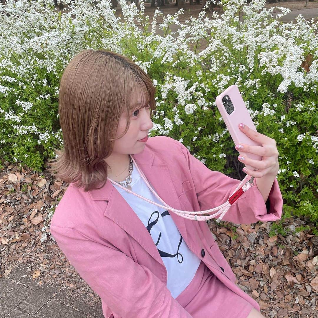 小林紗良のインスタグラム：「@topologie.jp  ストラップ付きiphoneケース♡ 首から下げられる便利アイテムです🍑 #topologie」