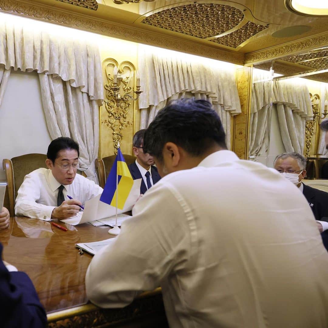 岸田文雄さんのインスタグラム写真 - (岸田文雄Instagram)「議長国としてG7の強い決意を世界に示すためにウクライナを訪問しました。 現地の情勢を自ら確認し、またゼレンスキー大統領とじっくりと意見交換を行い、法の支配に基づく国際秩序を守るための取組を主導していく決意を新たにしました。 今回の訪問を広島サミットでの議論に活かします。  #岸田文雄 #きしだふみお  #広島 #hiroshima  #内閣総理大臣  #ウクライナ #キーウ  #訪問」3月22日 15時39分 - fumio_kishida