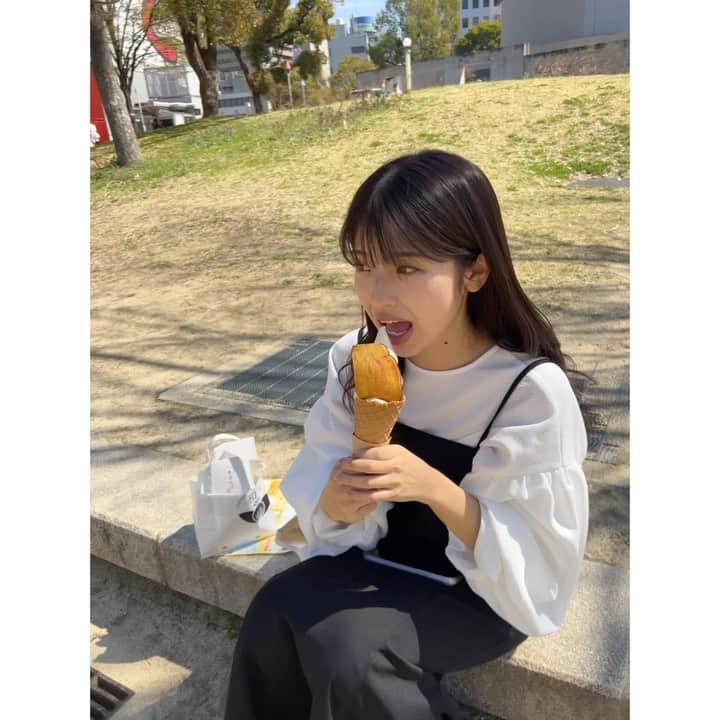 高橋真理恵のインスタグラム：「* 先日の#関西おいも万博 にて ぬるっと動画を撮り始めたことに、 対応してくれた#舘山アナ✨  ゆるっと動画を撮り返してくれた舘山アナ✨  隙間の時間でしたが、 束の間のほっこりタイムでした☺️  #おいもソフト #🍠」