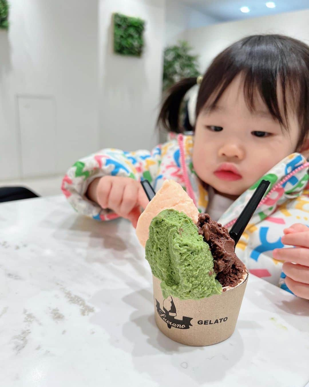 星沙織のインスタグラム：「* * ルチアーノ・ビオ🍨✨️  乳・砂糖不使用のジェラート屋さん！ 濃厚なのに口の中にベタベタ残らないの。 美味しい～♥♥♥  YUAもたくさん食べました😋  * *  #ルチアーノビオ  #lucianobio   #ジェラート  #gelato  #yummy  #ビオスタイル  #銀座  #マロニエゲート銀座」