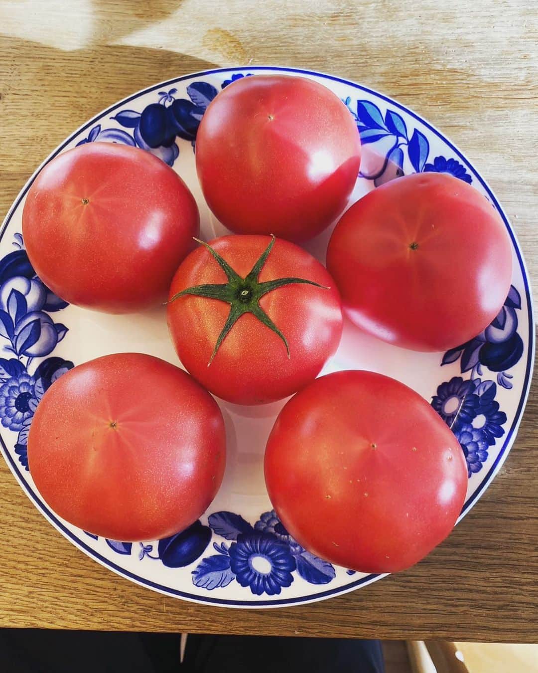 中江有里のインスタグラム：「白岡トマトをいただきました。  うつくしく美味。  このままガブリと食べるのもいいし、すき焼きに入れるのもおすすめ。 すき焼きの甘ったるさがトマトの酸味で中和されます。」