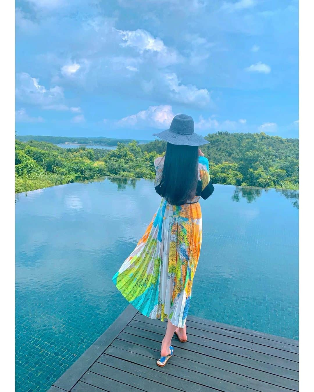 成海まりさんのインスタグラム写真 - (成海まりInstagram)「夏の🌻 このお洋服、実は世界地図🤭🌍  何年か前に旅行用に買って、このころよく着てた👗  #夏の思い出 #sacai #helenkaminski  #fashionlike #fashionlover #amanemu #summer #japan #japantravel #ise #mie #pool  #igerstravel #旅行　#アマネム #世界地図 #worldmap 🗺 #くもり空　#ファッション好き 🫶」3月22日 15時49分 - marinarumi83