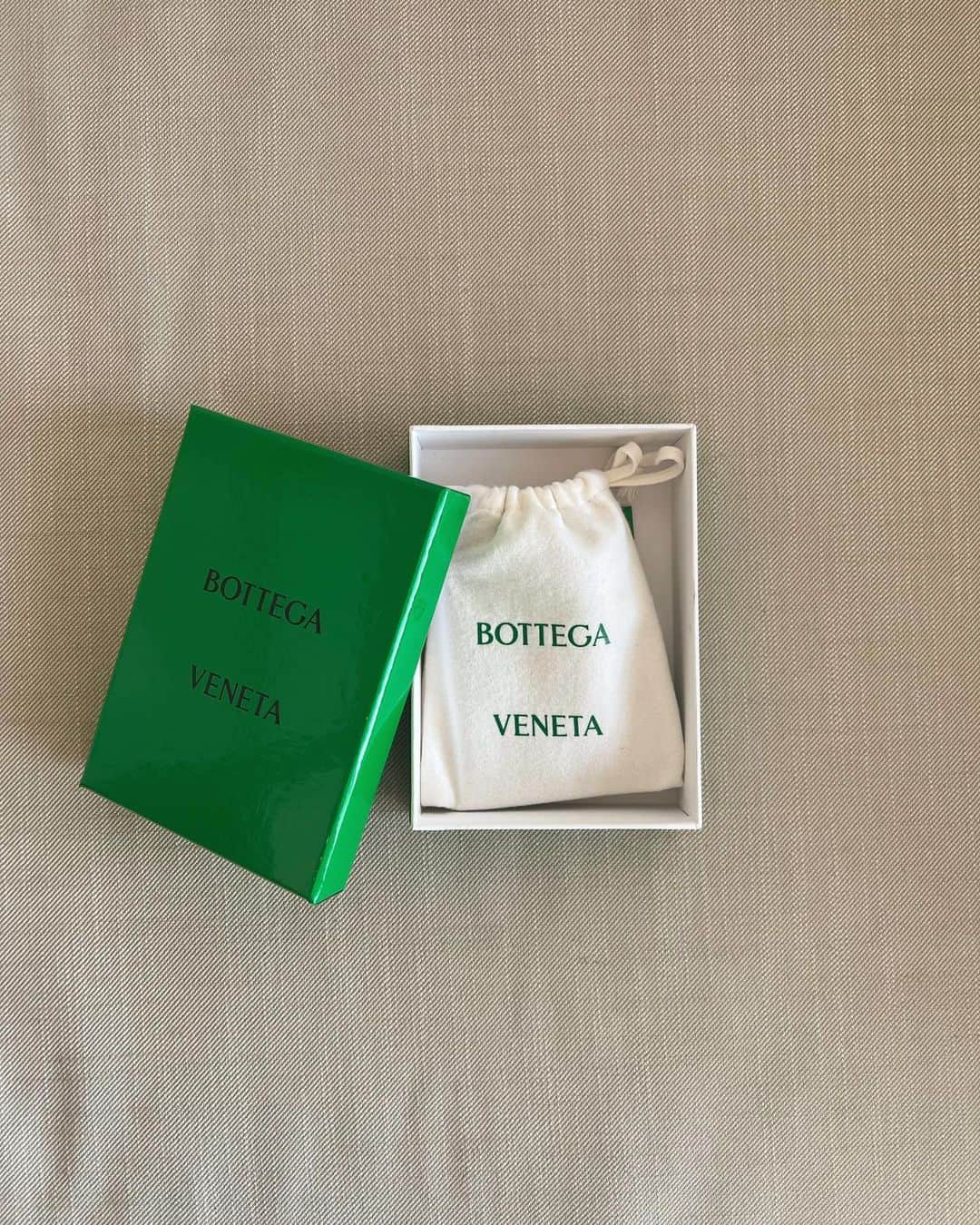荒井奈緒美のインスタグラム：「Bottega Veneta🌿✨  @newbottega   良日に寝かせておいてやっと買ったお財布をおろせたぁ🤍  実は焦茶のmini wallet🤎  #newwallet  #一粒万倍日  #天赦日  #寅の日」