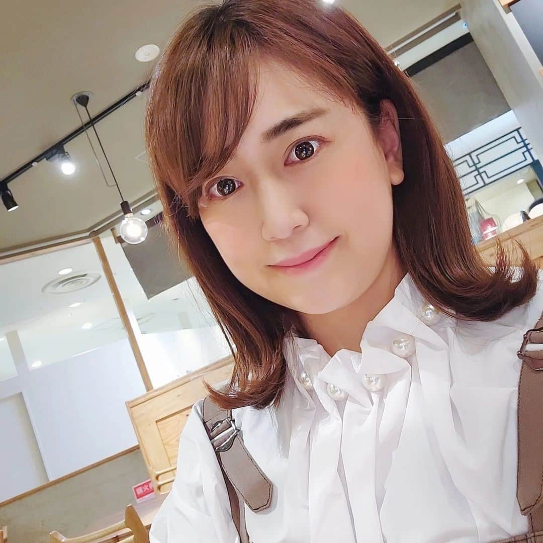 矢田優季のインスタグラム：「. 2023年3月21日🌸 最強開運日ということで名刺入れを新しくしました。 何かをスタートしたり、新しいものを使いはじめたりするのにとっても良い日だとのこと。  就職してからずっと、 ボロボロになるまでわたしと一緒に仕事をしてくれた名刺入れととうとうお別れを決意。 10年間本当にありがとう😭❤️  新しい名刺入れは店員さんから3/21に替えてねとアドバイスをもらったから きのう【一粒万倍日×天赦日×寅の日】の最強開運日に中身を入れて命を吹込みました✨ 素敵な出会いがありますように！  今日は初めての現場。 久しぶりの生放送の仕事だから頭いっぱい使いました。  早速良い感じです🤭💕  #女子アナ #アナウンサー #ナレーター #生放送 #MC  #一粒万倍日 #天赦日 #寅の日 #幸運  #名刺入れ #GUCCI #日本限定」