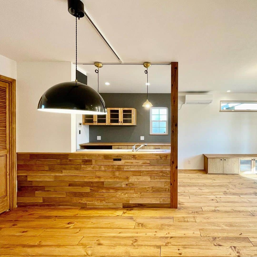 fukui-kensetsuさんのインスタグラム写真 - (fukui-kensetsuInstagram)「尾花沢市W様邸のキッチンです。  床はボルドーパイン、キッチンの腰壁にチークの古材、壁にブラックのアクセントクロスを使用し、落ち着きのあるカッコ良い雰囲気になりました✨  #キッチン #キッチンインテリア  #古材 #古材インテリア #ボルドーパイン #ボルドーパイン無垢フローリング #アクセントクロス #アクセントクロスブラック #造作カップボード #自然塗料 #自然塗料リボス #自然素材の家 #自然素材の家づくり #マイホーム  +++--------------------+++  山形暮らしの家づくり  #福井建設#山形市#工務店#注文住宅  山形の風土に合った注文住宅を建設しています。  ↓プロフィール↓ @fukui_kensetsu  ↓現場のことや日常をご紹介するアカウント↓ @fukui_kensetsu_pr  お問い合わせなど、お気軽にDMしてください♪ +++--------------------+++」3月22日 16時27分 - fukui_kensetsu
