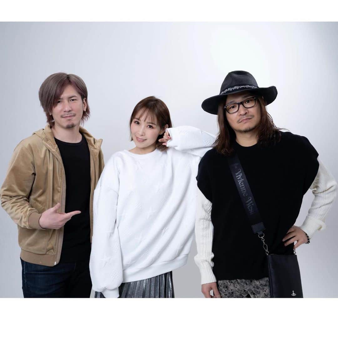 愛内里菜のインスタグラム：「さっき投稿した モバガチャのオフショット☺️✨ ⁡ チームTokyo撮影🙌 バイオリニスト高久知也さんと ギターリスト田中竜夫さんと☺️☺️☺️ ⁡ たかくー、たつおくんともに バッチリ決まったので📸 モバガチャ楽しみにしていてね😃💕 ⁡ 撮影は NEONMAFIAチーム！ カメラマンはKeitaさん！ 長丁場の撮影と素敵な写真を ありがとうございました😆🙏✨✨ ⁡ ⁡ ヘアメイクは ゆりっぺ！ いつもありがとう🥰🙏 ⁡ ⁡ @tomoyatakaku  @tanaka_tatsuo  @keiwalkerr  @pulito_yuri   ⁡ 😆YouTube！ 「愛内里菜オフィシャルチャンネル」 ⁡ ⁡ 🐦Twitter 愛内里菜 official @RRikakakiuchi ⁡ ⁡ 😆TikTok 愛内里菜/Rina Aiuchi 　 🟥17配信 愛内里菜_official ⁡ ⁡ #愛内里菜  #歌手 再始動 #垣内倶楽部  #バンド   #ライブ #一体化 #絆 #盛り上がりたい  #感謝  #22周年　 #YouTube #ユーチューバー#TikTok」