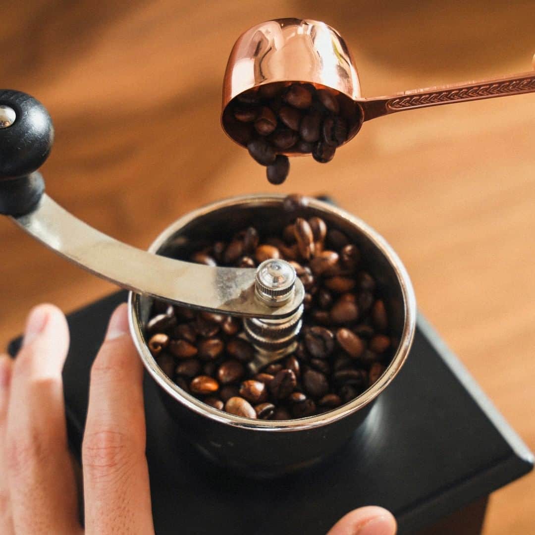 UCC上島珈琲さんのインスタグラム写真 - (UCC上島珈琲Instagram)「. ＼挽きたての香りを楽しもう✨／ コーヒー豆を挽いてみたい方は「🖐」で教えてね✏  コーヒーを淹れる時間と同じくらい豆を挽く時間が好きだ。 豆を挽くとコーヒーの香りが部屋に広がってとてもリラックスできる。  挽き方によって味が大きく変わるから、 その日の気分に合わせてどんな味にしようかなんて考えている。  そんな話を妻に熱弁したらポカンとされてしまった... 息子ならこの楽しさを分かってくれるだろうか😅  ～～～～～ ＼おうちコーヒーがより充実に☕／  コーヒーの「香り」を存分に堪能したい！そんな方にはコーヒーミルの活用がおすすめ✨  コーヒーが最も香りを発するのは、豆を挽いているとき。 自宅で挽くと部屋中にコーヒーの香りが広がりリラックスタイムがより充実した時間に🎵  手動や電動など様々なタイプがあるので、ご自身のコーヒースタイルに合うミルを探してみてはいかがでしょうか💡  詳しくはUCC COFFEE MAGAZINEで「コーヒーミルの選び方」をチェック🔍 みなさんのこだわりの器具も #UCCのおいしい事実 をつけて投稿で教えてください👂 ～～～～～  #豆村さんち #豆村さんちの父 #コーヒー生活 #コーヒーミル #ミル #手動ミル #電動ミル #おうちカフェ #アイスコーヒー #ホットコーヒー #コーヒー #コーヒーブレイク #コーヒータイム #家淹れコーヒー #コーヒーのある暮らし #コーヒー好きな人と繋がりたい #コーヒー大好き #コーヒー豆 #コーヒー部 #coffee #coffeetime #coffeelover #coffeegram #coffeestyle #ucc #ucc上島珈琲 #uccコーヒー」3月22日 17時00分 - uccueshimacoffee