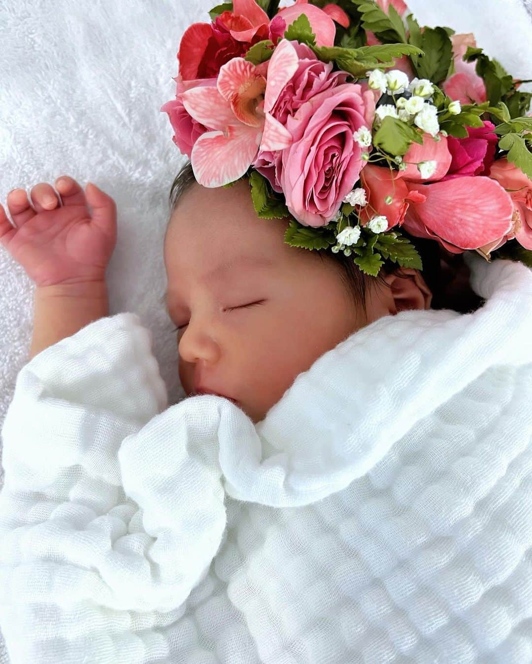 うさびったのインスタグラム：「Our little bundle of joy has arrived!  お久しぶりです🙂 3月上旬に出産致しました🌸  赤ちゃんはとっても元気です👶🏻🫶💗  私はつわりもなく変わらずの生活を送っていたのですが、後期に転がり落ちるように妊娠高血圧の超ハイリスク妊婦となり1ヶ月以上ベッドの上で生活することとなりました。  いつ脳出血を起こすか分からないというストレスとお腹の容体の不安で精神が逝ってしまいました😇❤️‍🩹👋  特に3年ぶりに再会したのに母には、私が寝ている間息が止まってないかを何時も確認させてしまったようで、負担をかけてしまい申し訳なく思っています。  今も私の状態はあまりよくないですが経過観察して早く元気な姿を家族やみなさんにお見せできればと思います🙂✨  最後の写真は帝王切開の恐怖と薬で歯がガッタガタに鳴ってる私です😇🔥  無痛分娩で余裕だぜーって思ってたお気楽妊婦だったから死ぬほどコワカッタ😇❤️‍🩹  尽力してくださったドクター、サポーターの皆様、家族、友人には心から感謝致します✨  苦難を乗り越えて宝物ができました✨  私の一生をかけて愛します☺️🌸✨  #newborn #hellobaby #カピオラニ病院 #ハワイ出産 #babygirl #hakulei #ハクレイ」