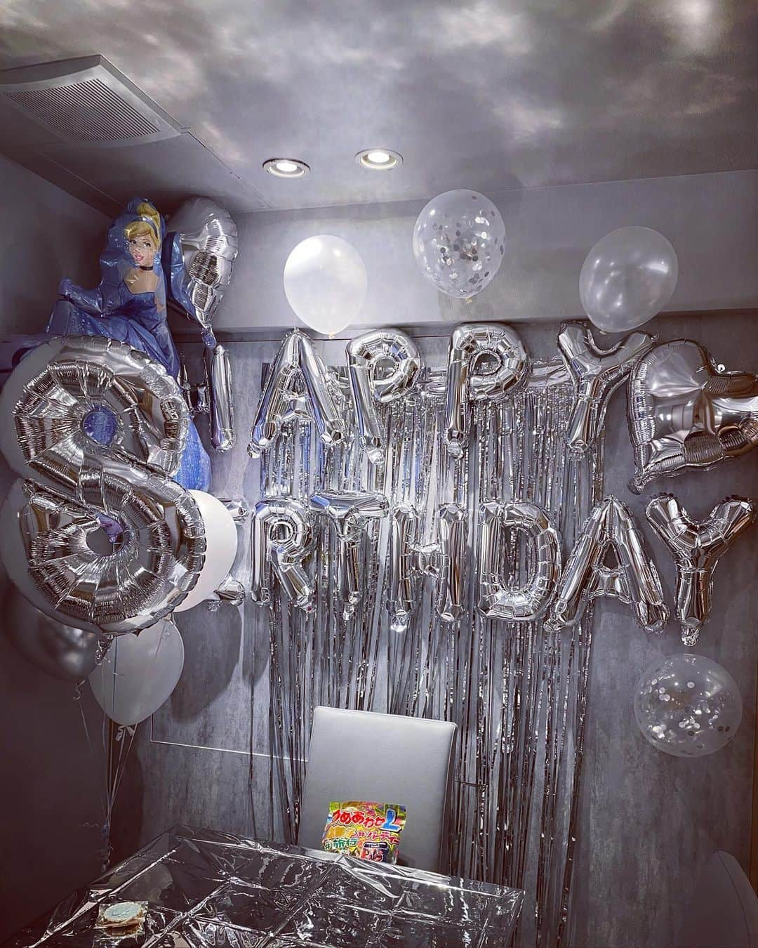 加織さんのインスタグラム写真 - (加織Instagram)「🤍我が家のPrincessが8歳になりました🎂🤍✨  長女には沢山の【はじめて】を経験させてもらい、ポンコツかーさんは毎年この日は色々な想いが溢れかえってきて、日々の当たり前がとても幸せなんだ！と改めて想う日です。  ありがとう🤍むすめ🤍 言葉では伝えられないほど愛してる🤍🤍あなた無しの人生なんて考えられないよ🤍  最近はギャルになりたいんだ！と言い、血は争えないなぁ〜(笑笑)と思わされる事が多くて悩むこともあるけど笑笑  これからも一緒に、沢山の愛の中で成長していこうね🤍✨  みーんなにお祝いして貰えてよかったね🎂✨  お誕生日おめでとう🎂 super BIG love🤍🤍🤍🤍🤍」3月22日 16時55分 - kaori_0723